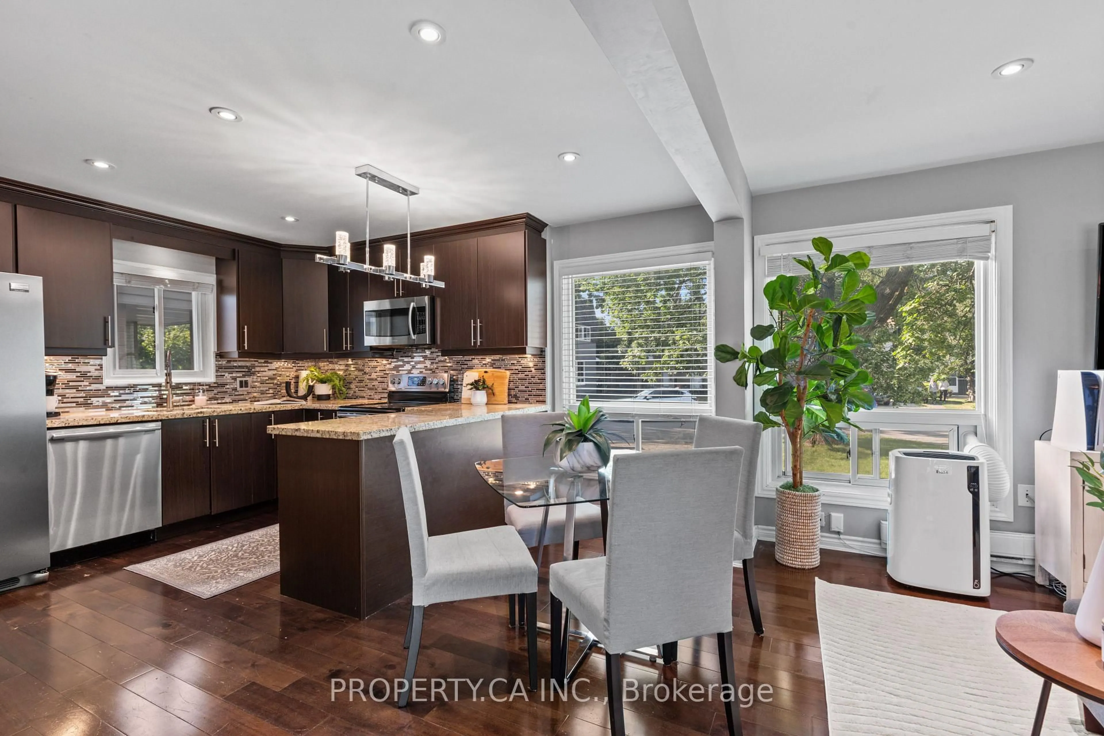 Open concept kitchen, unknown for 37 Gladstone Sq, Brampton Ontario L6S 2H5