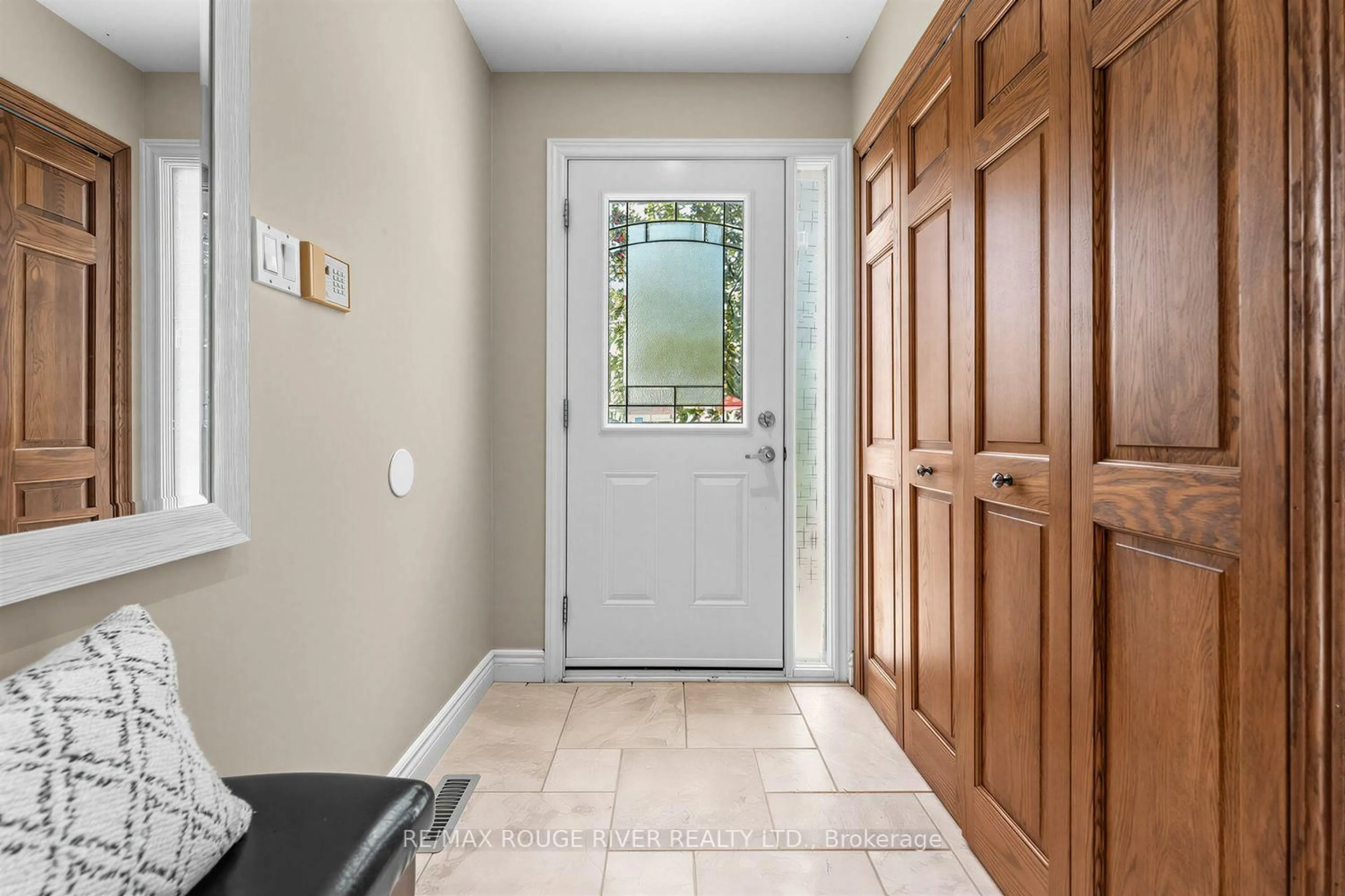 Indoor entryway for 36 Nimrod Cres, Brampton Ontario L6S 4V3