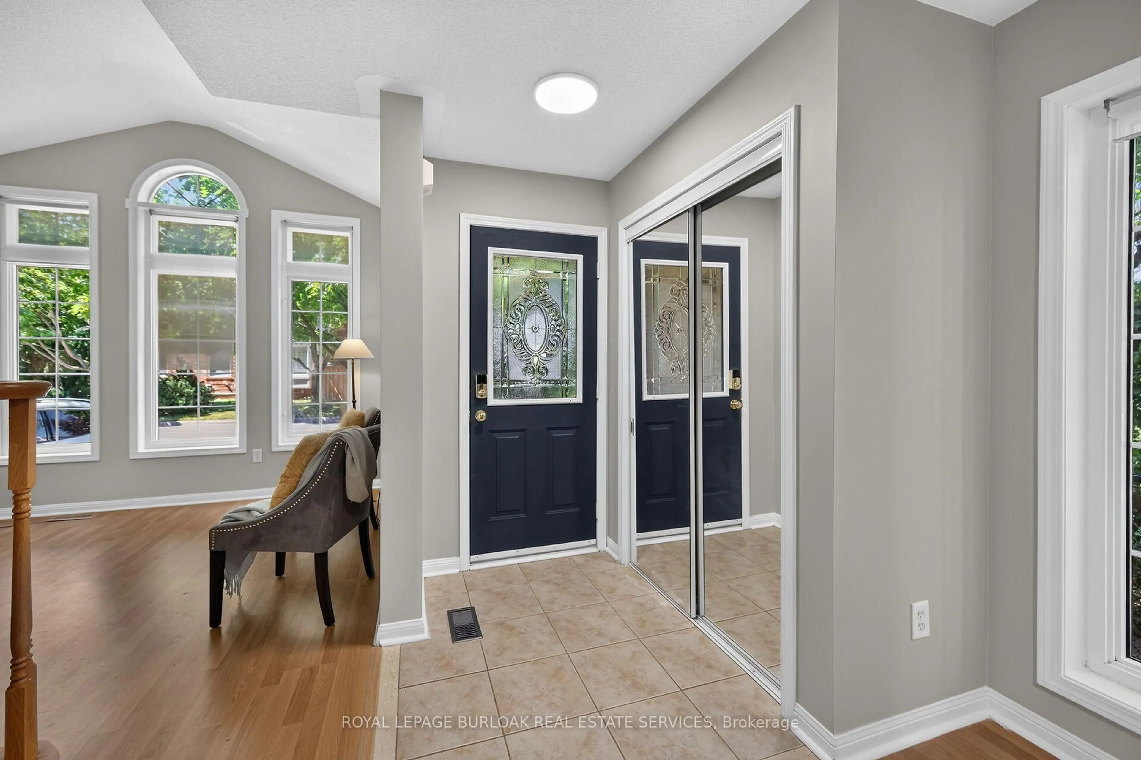 Indoor entryway for 5660 Rosaline Rd, Burlington Ontario L7L 6T4