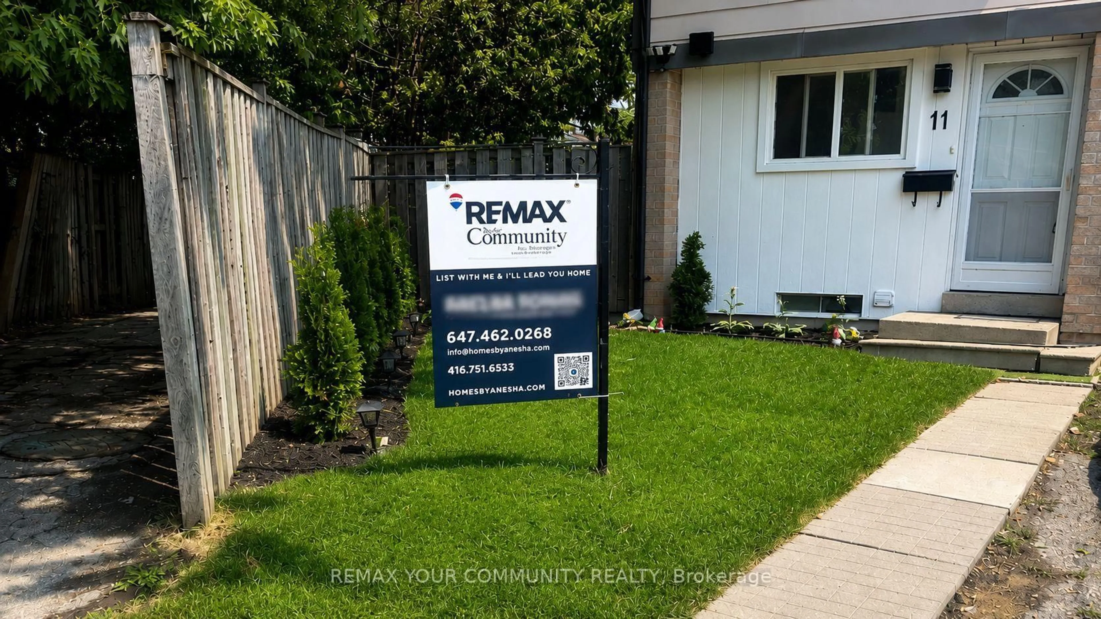 Home with vinyl exterior material, street for 11 Grantbrook Crt, Brampton Ontario L6S 2K8