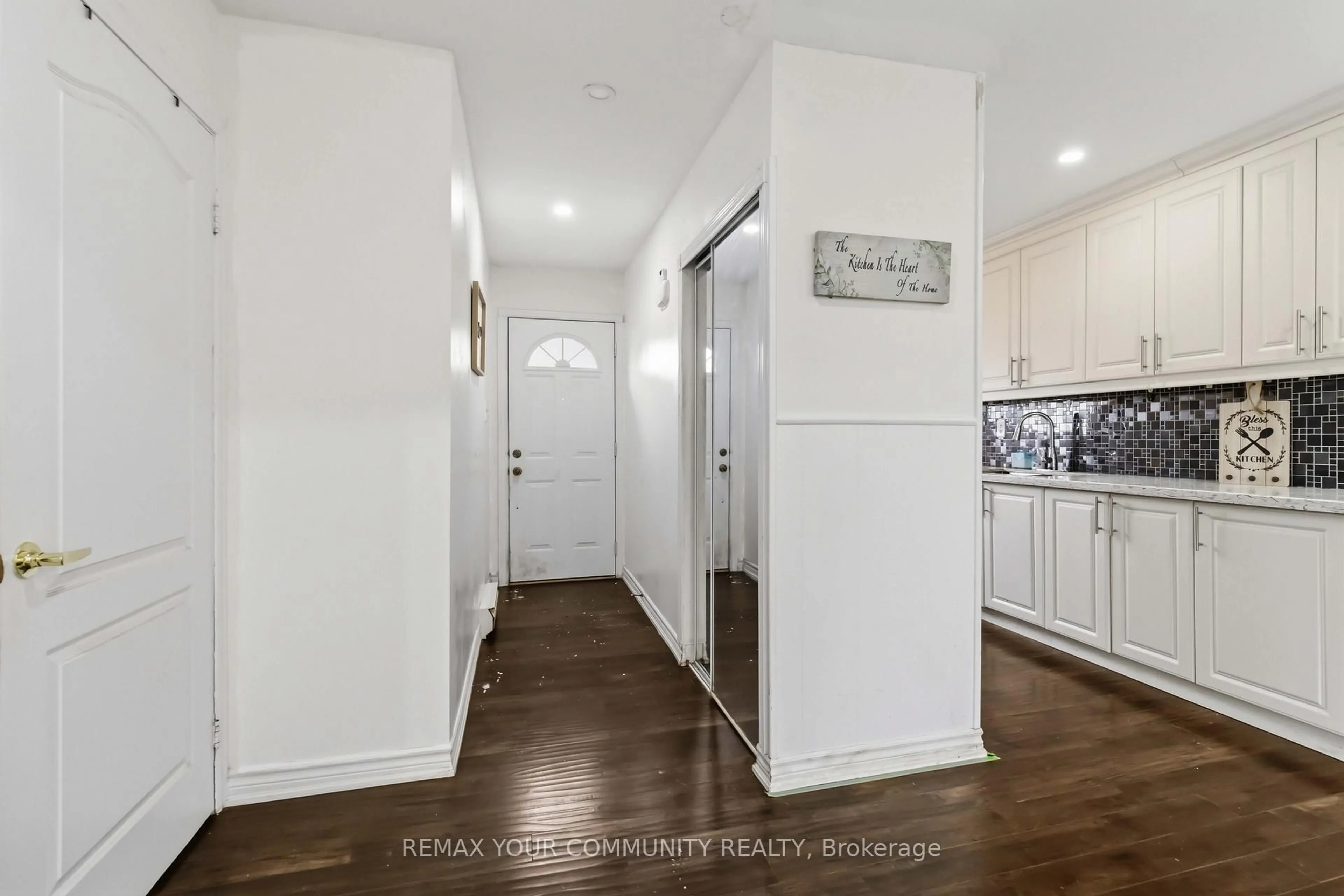 Indoor entryway for 11 Grantbrook Crt, Brampton Ontario L6S 2K8