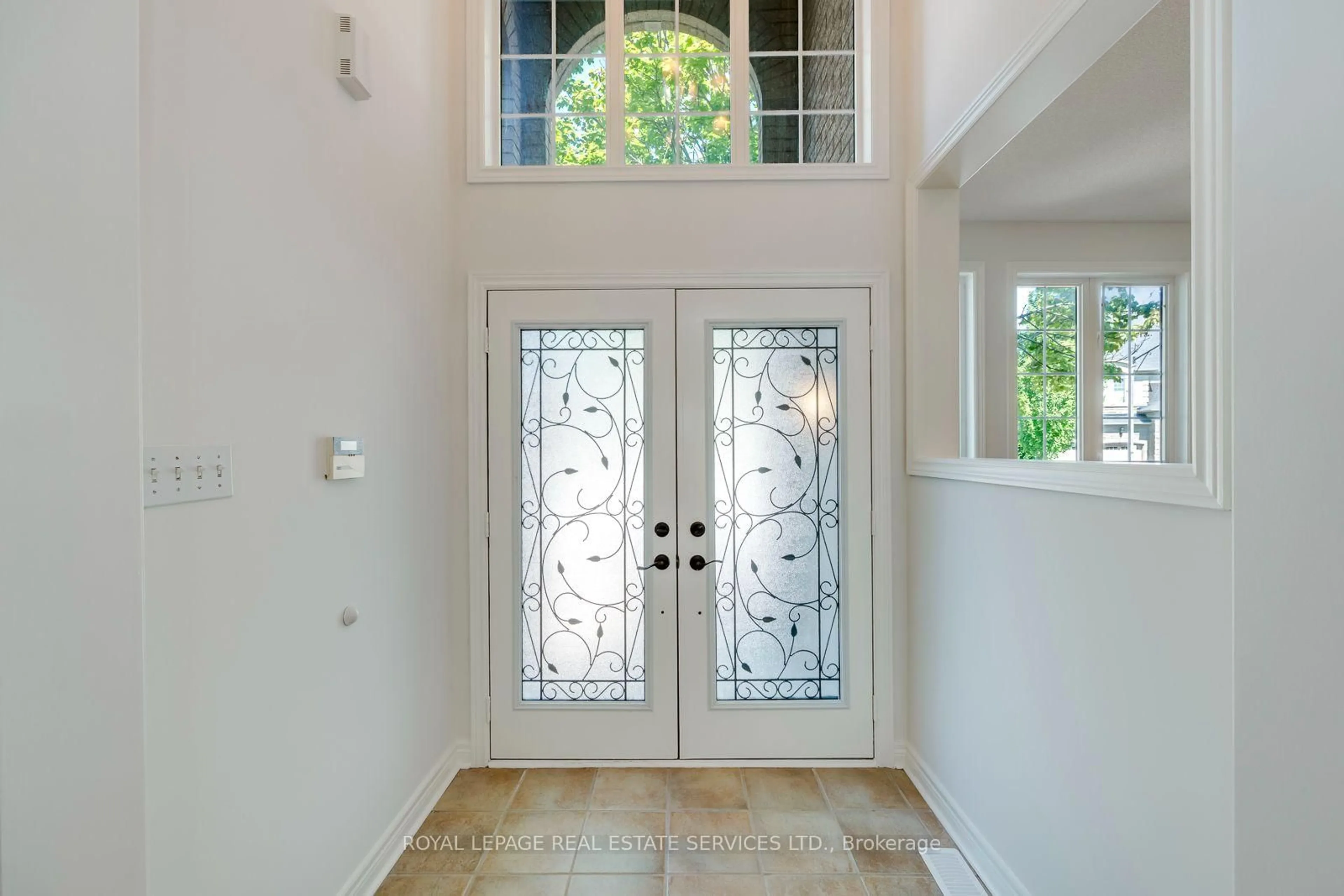 Indoor entryway for 2116 Blackforest Cres, Oakville Ontario L6M 4T6