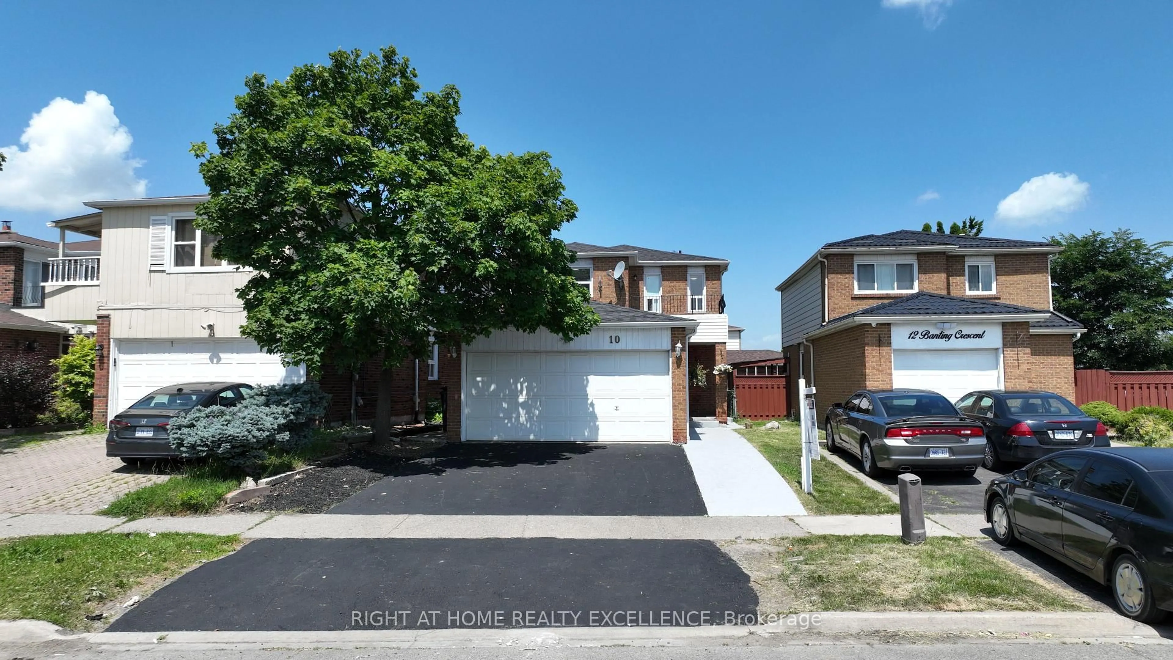 A pic from outside/outdoor area/front of a property/back of a property/a pic from drone, street for 10 Banting Cres, Brampton Ontario L6Y 2L8