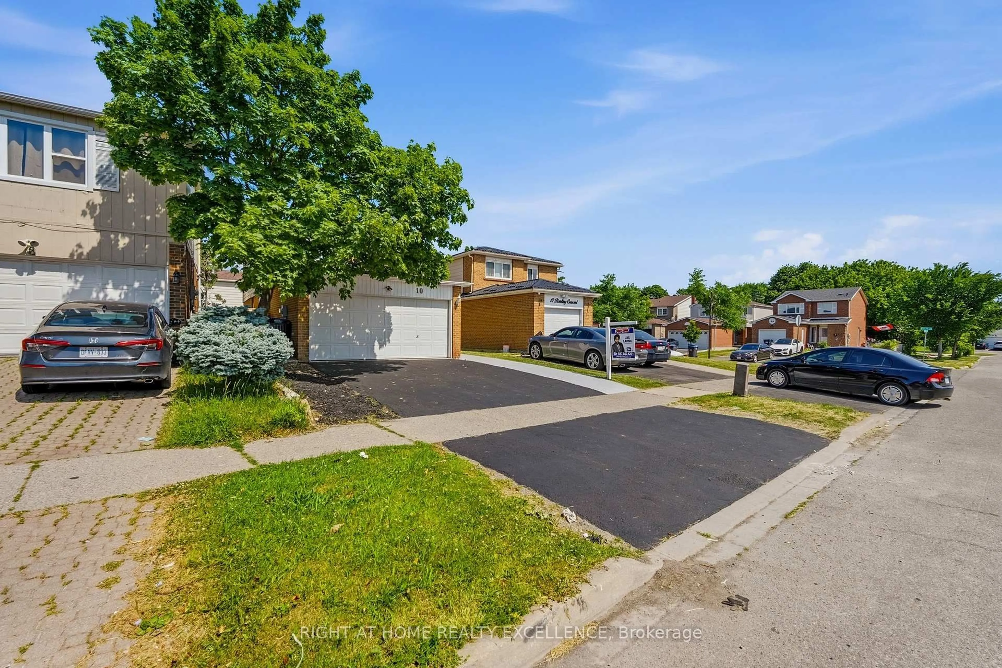 A pic from outside/outdoor area/front of a property/back of a property/a pic from drone, street for 10 Banting Cres, Brampton Ontario L6Y 2L8
