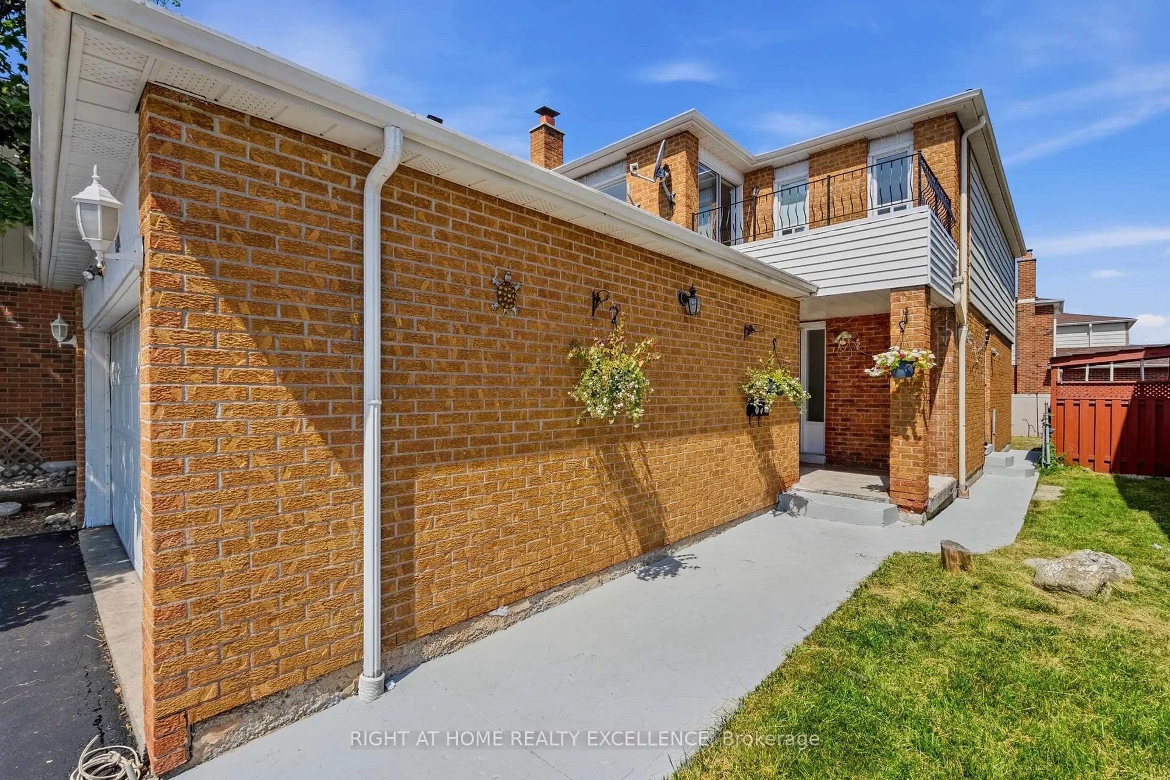 Home with brick exterior material, street for 10 Banting Cres, Brampton Ontario L6Y 2L8