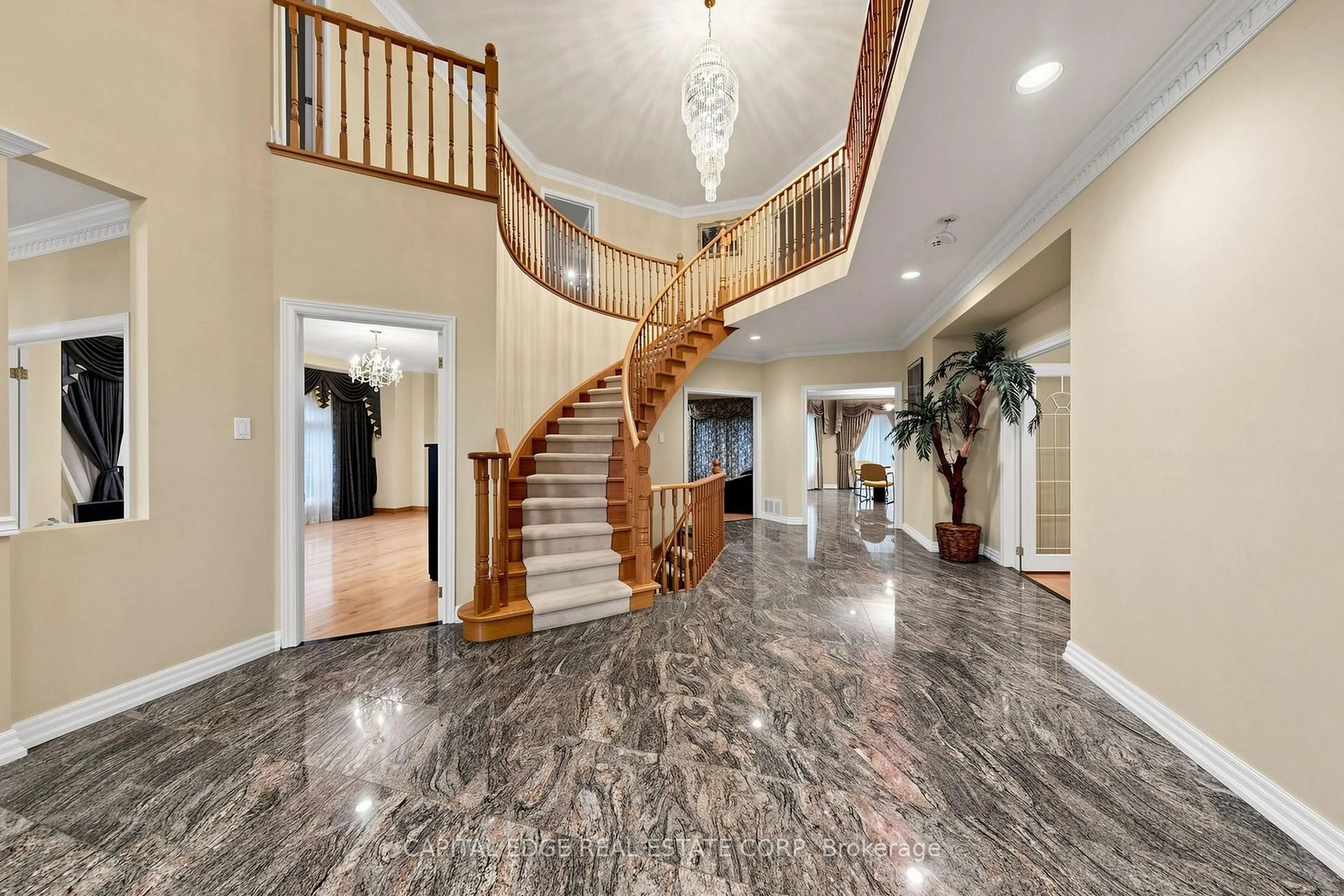 Indoor foyer for 5298 Roanoke Crt, Mississauga Ontario L5M 5H8