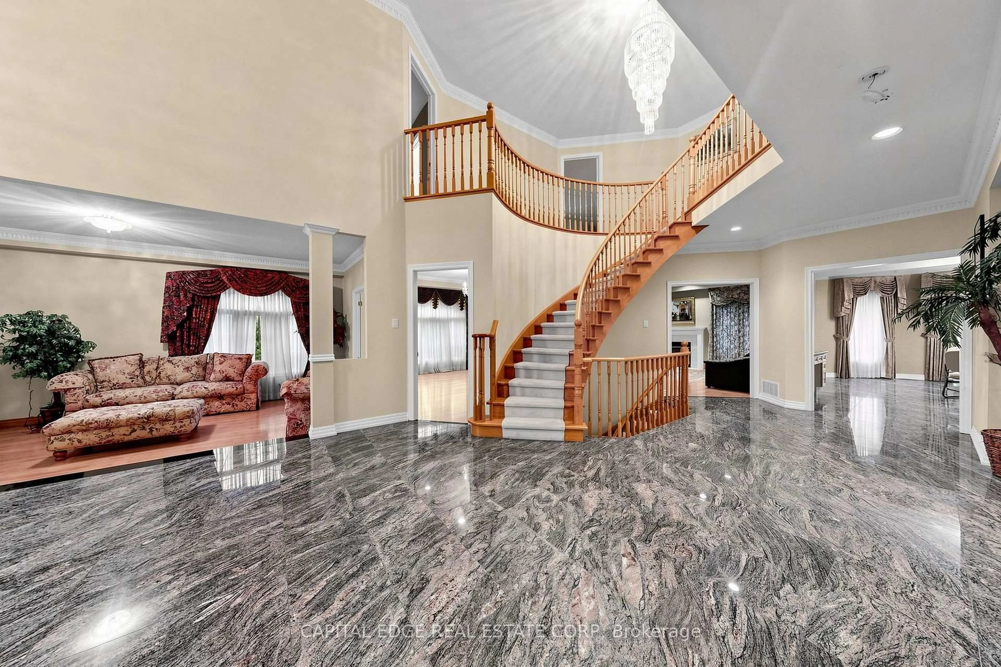 Indoor foyer for 5298 Roanoke Crt, Mississauga Ontario L5M 5H8