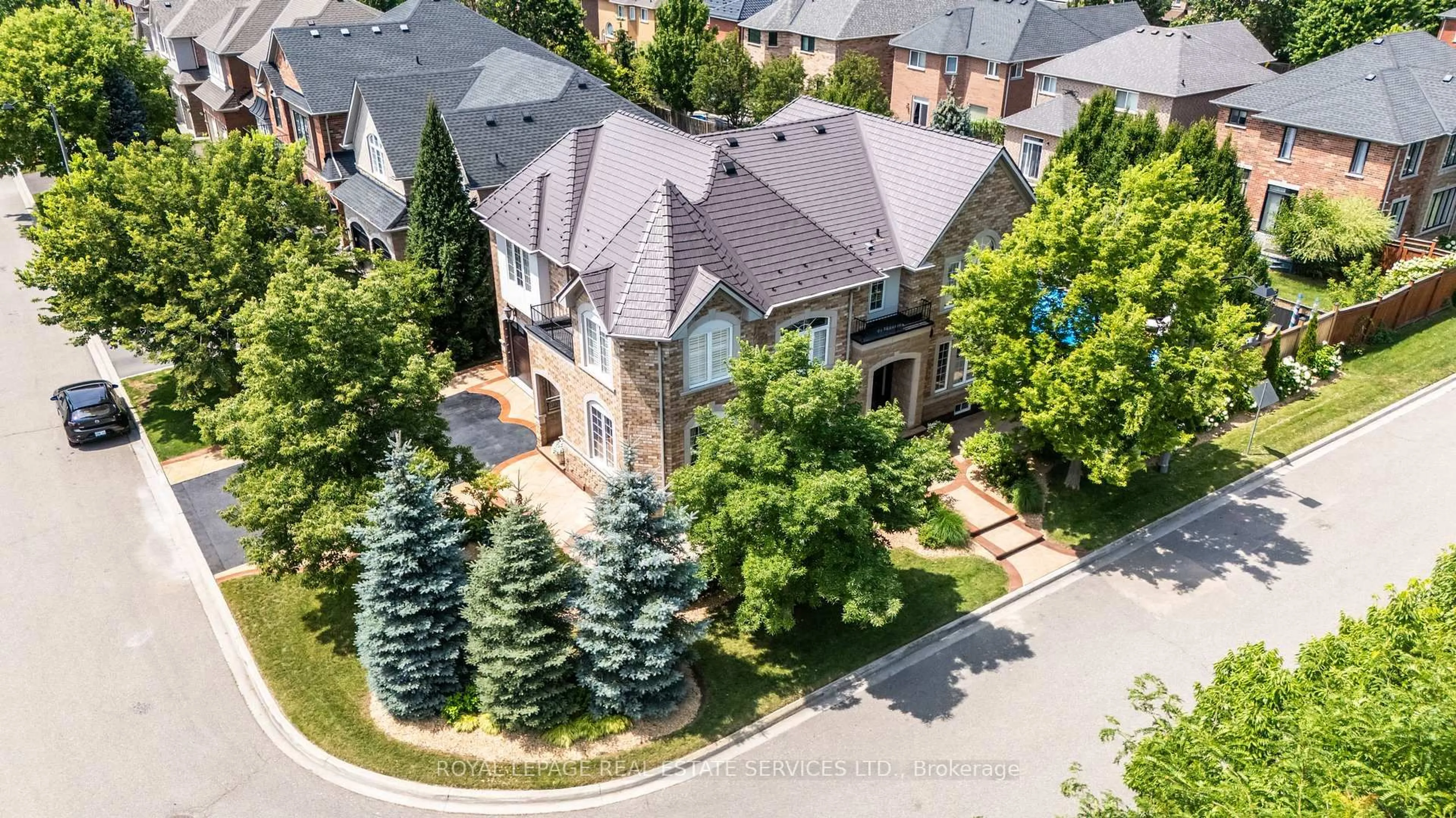 A pic from outside/outdoor area/front of a property/back of a property/a pic from drone, street for 2149 Alderbrook Dr, Oakville Ontario L6M 4Z3