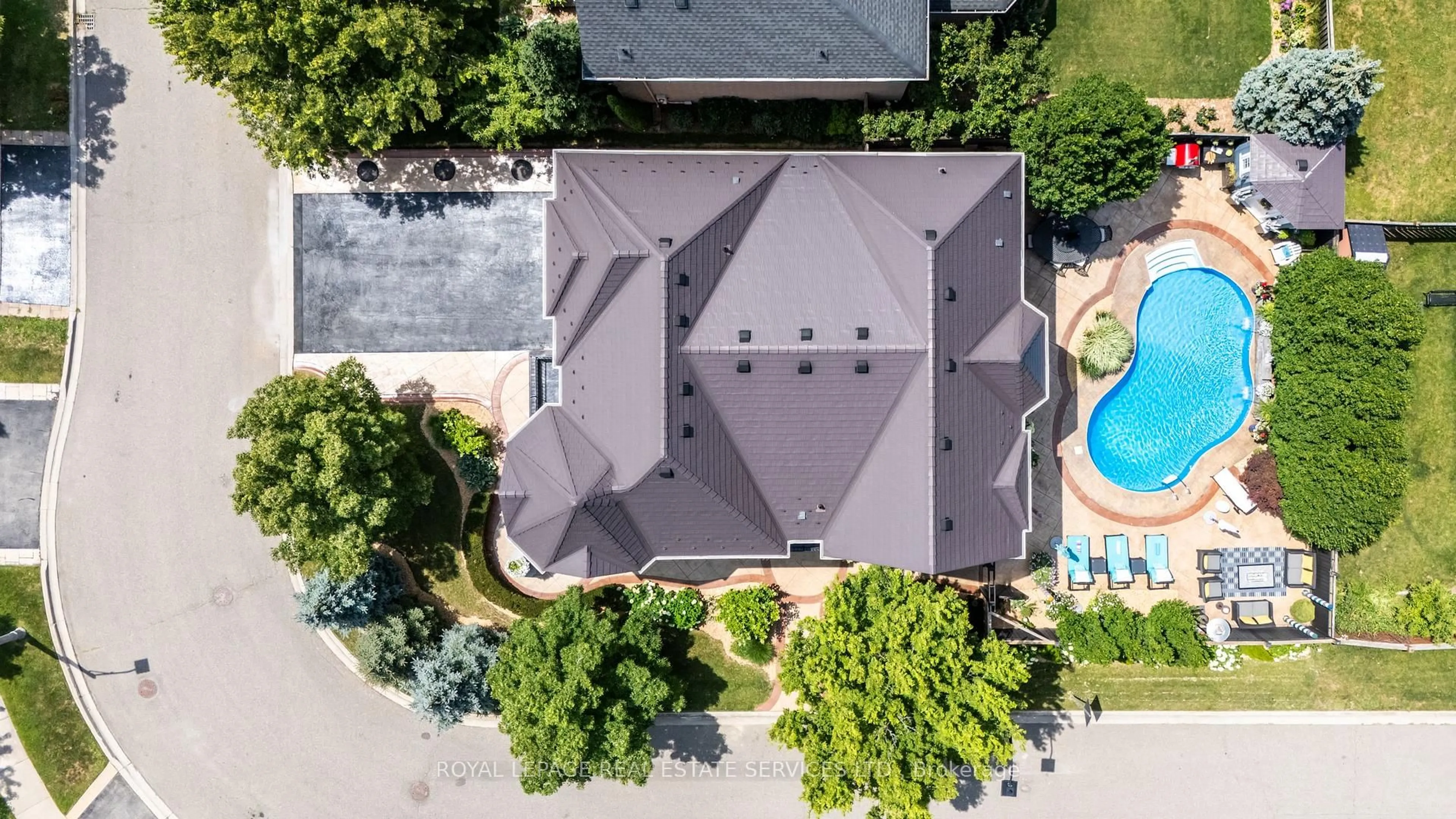 A pic from outside/outdoor area/front of a property/back of a property/a pic from drone, street for 2149 Alderbrook Dr, Oakville Ontario L6M 4Z3