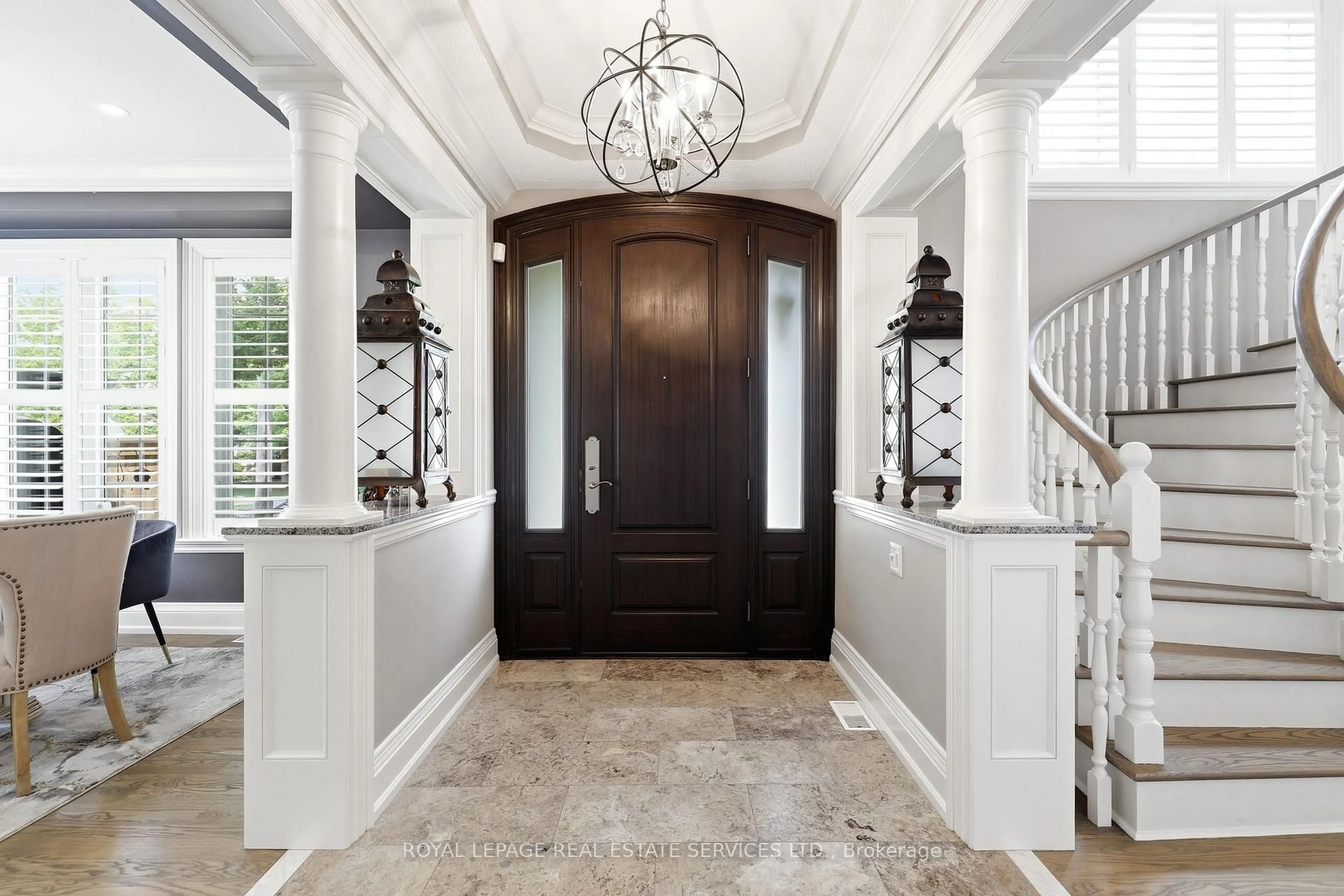 Indoor entryway for 2149 Alderbrook Dr, Oakville Ontario L6M 4Z3