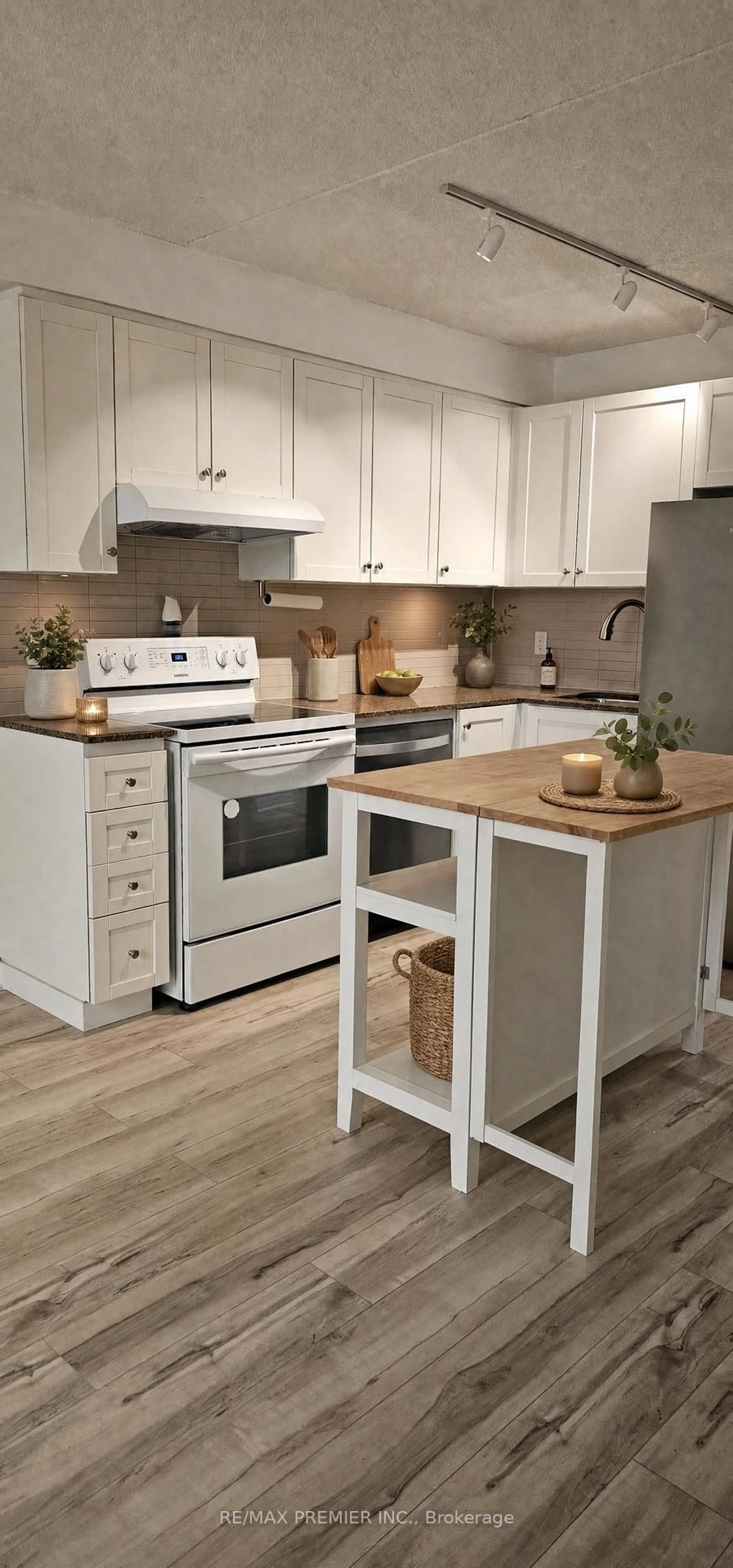 Open concept kitchen, wood/laminate floor for 2737 Keele St #307, Toronto Ontario M3M 2E9