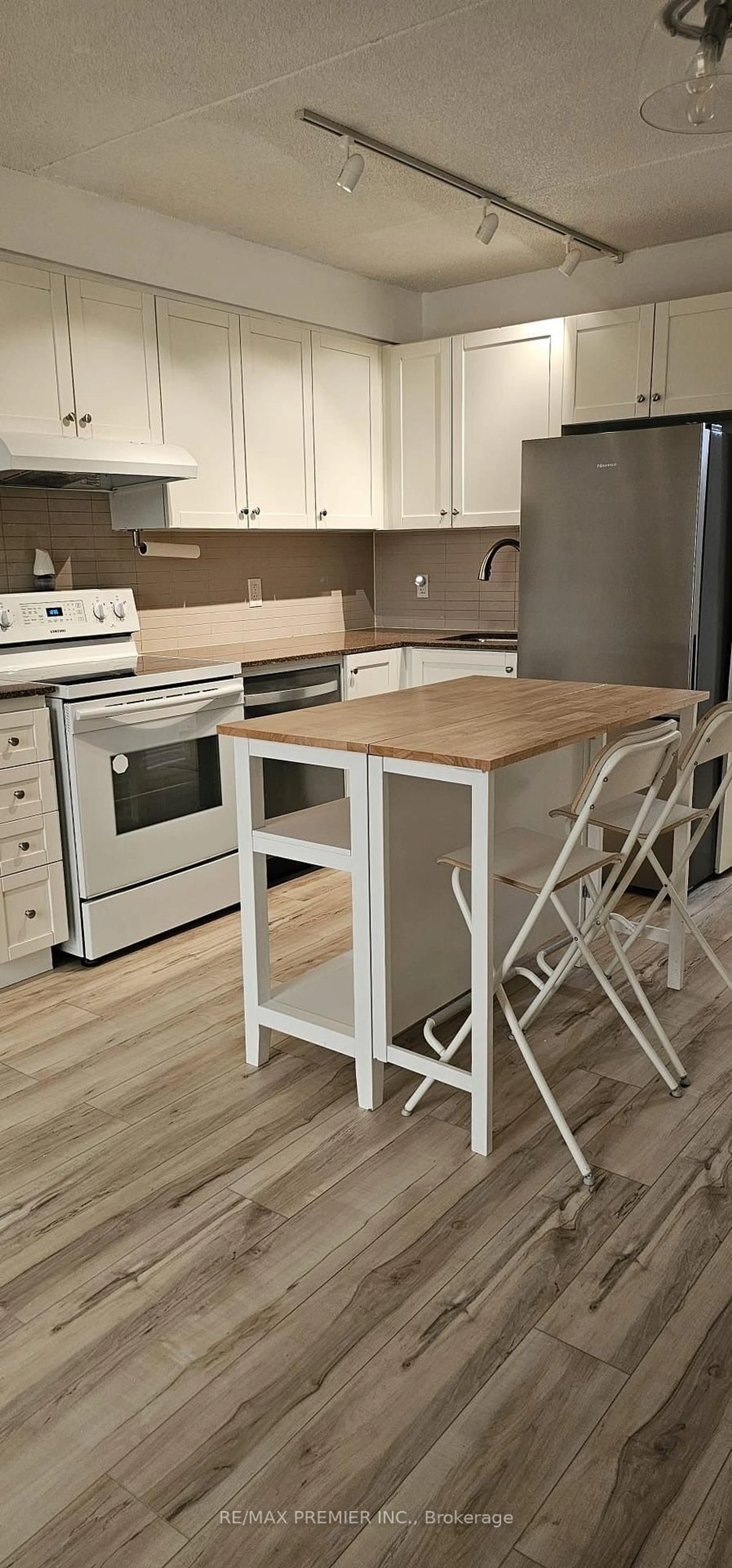 Standard kitchen, wood/laminate floor for 2737 Keele St #307, Toronto Ontario M3M 2E9