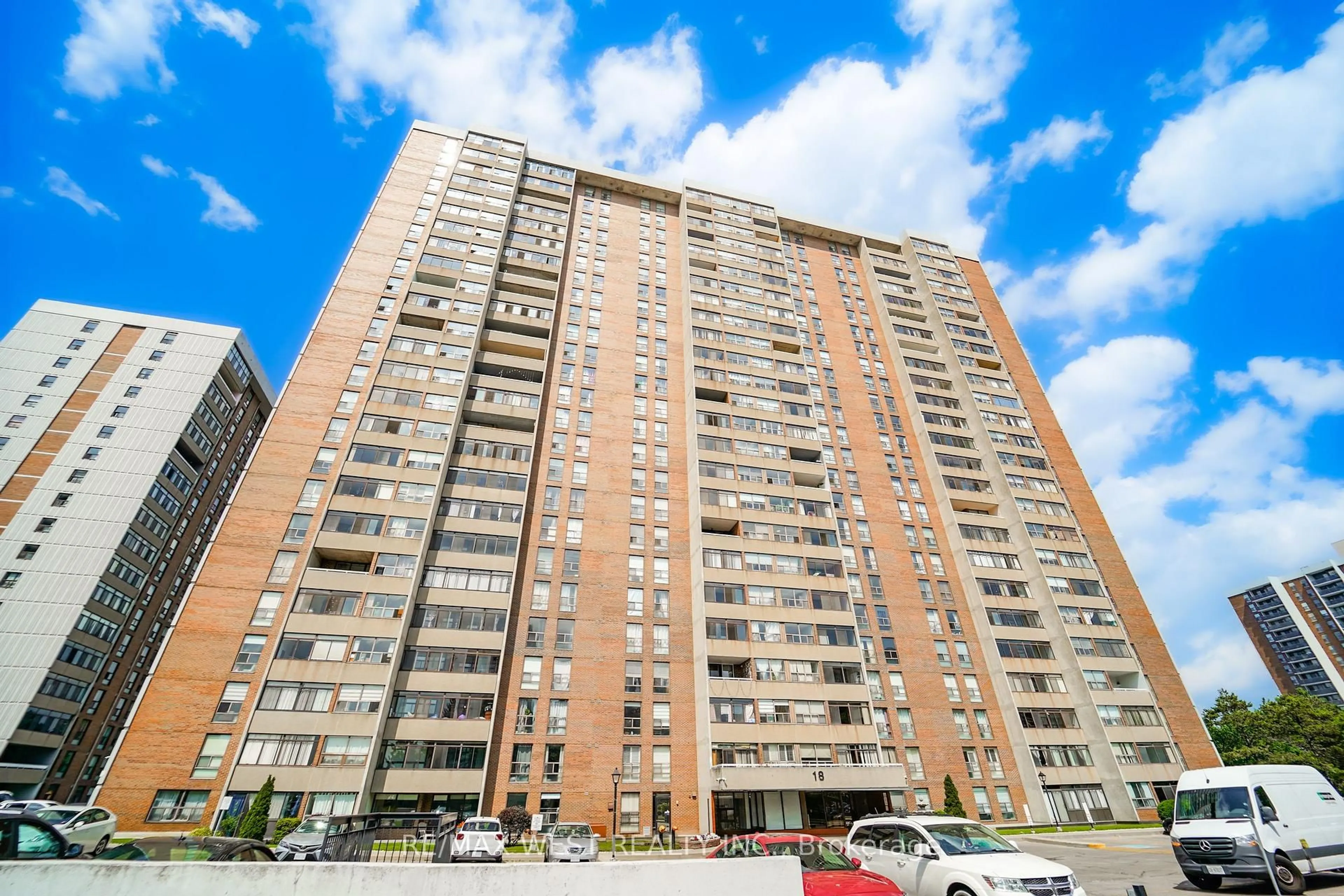 Patio, building for 18 Knightsbridge Rd #1604, Brampton Ontario L6T 3X5