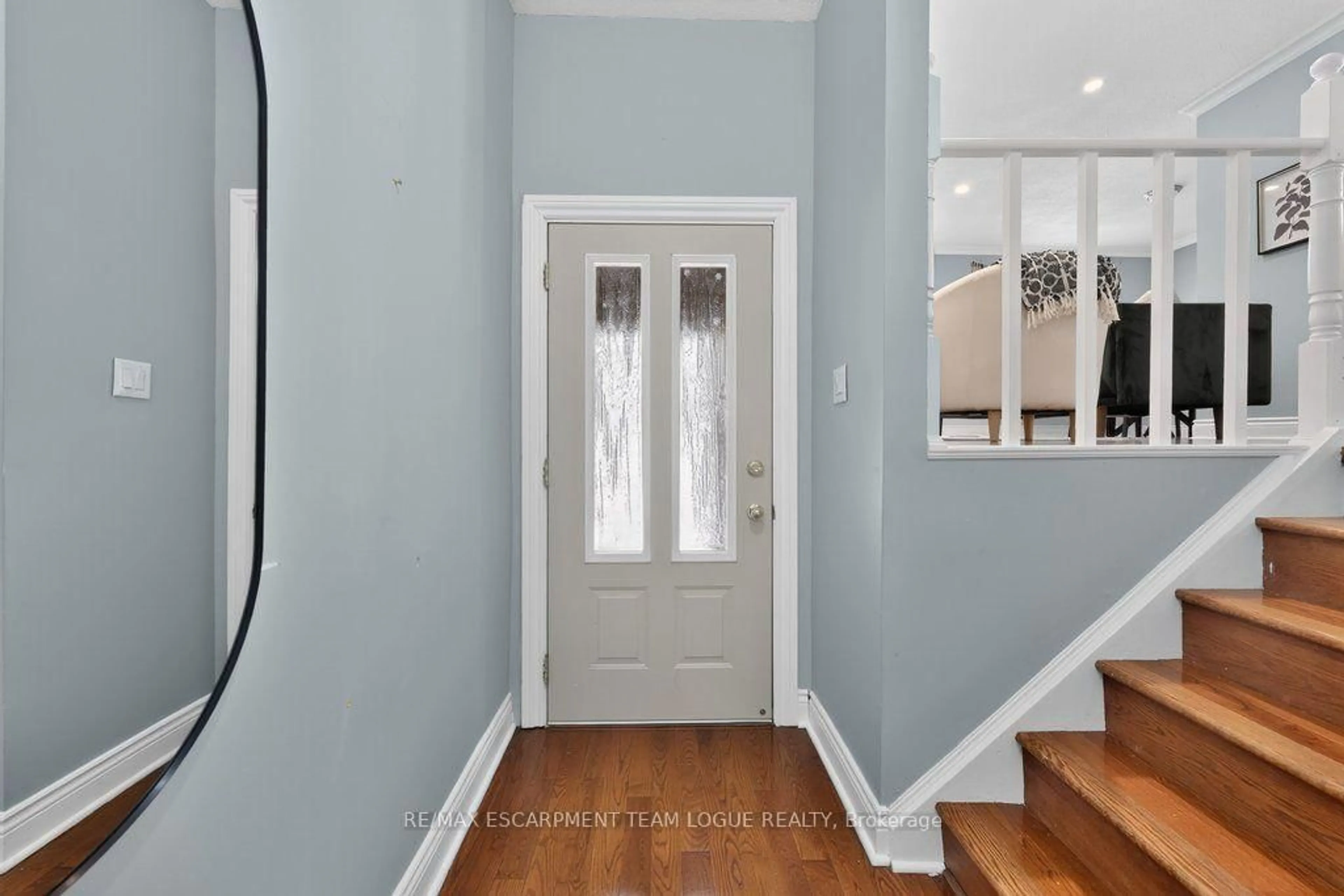 Indoor entryway for 1444 PADDINGTON Crt, Burlington Ontario L7M 1W7