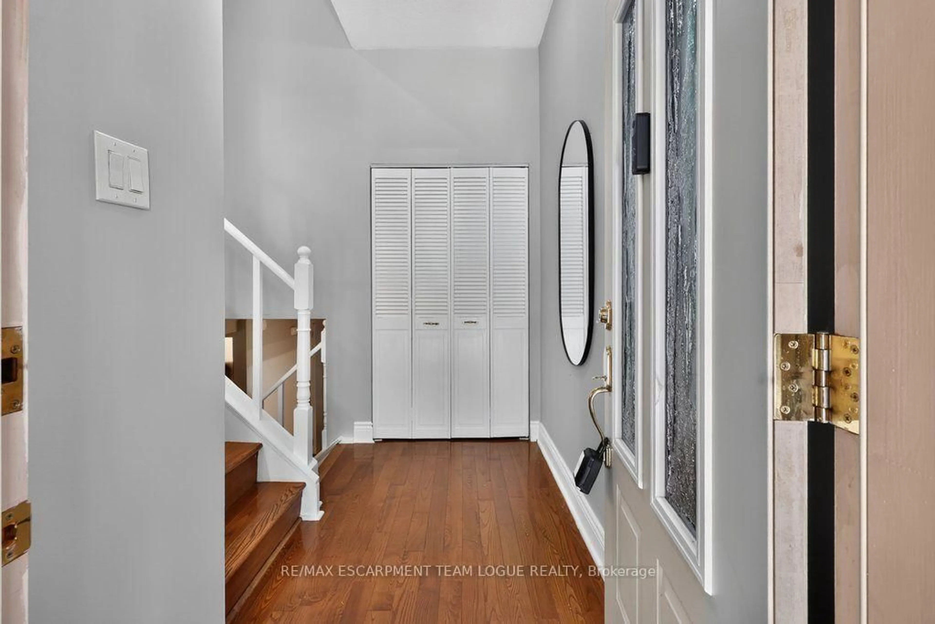Indoor entryway for 1444 PADDINGTON Crt, Burlington Ontario L7M 1W7