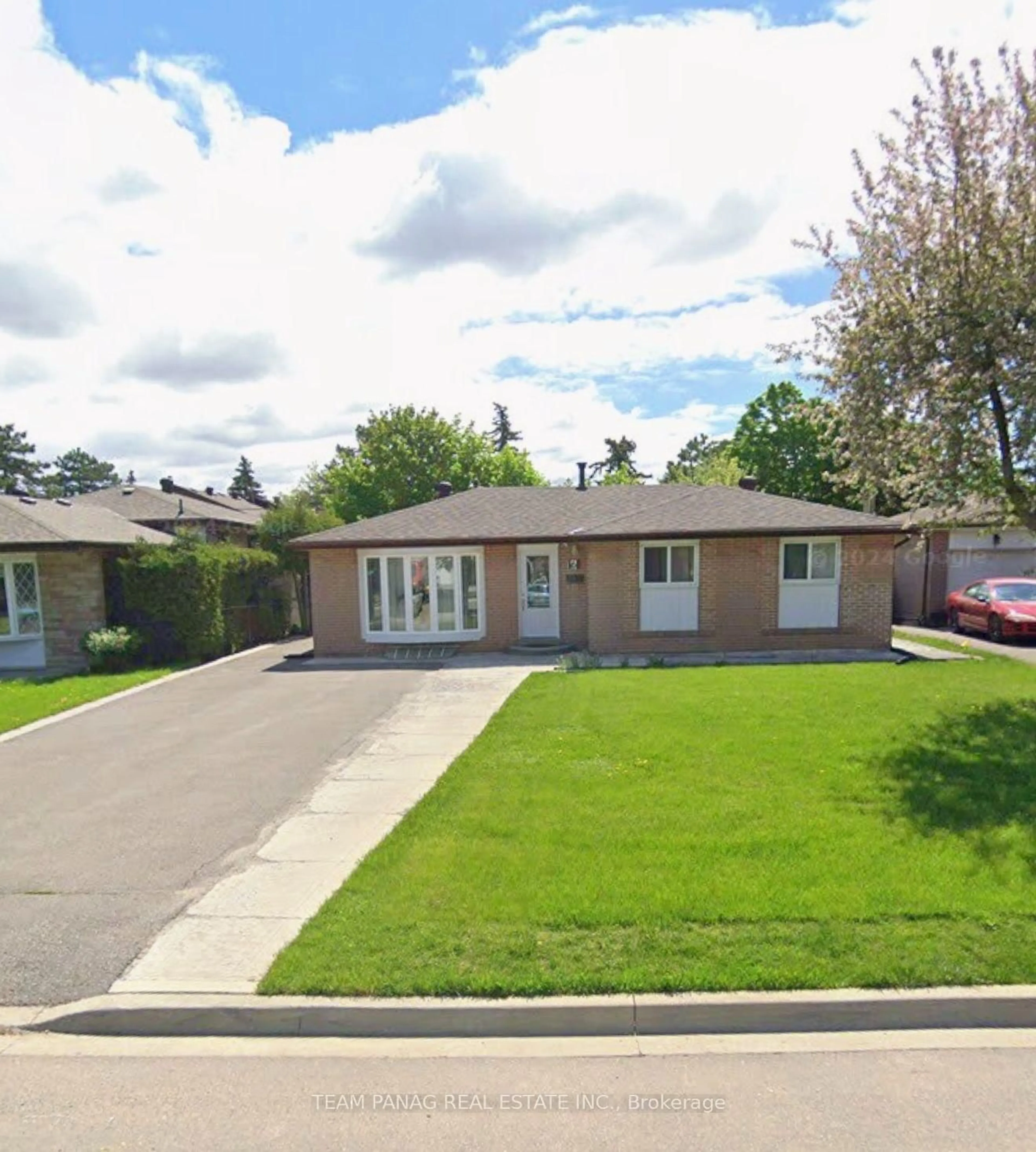 A pic from outside/outdoor area/front of a property/back of a property/a pic from drone, street for 6 Beechwood Cres, Brampton Ontario L6T 1Y1