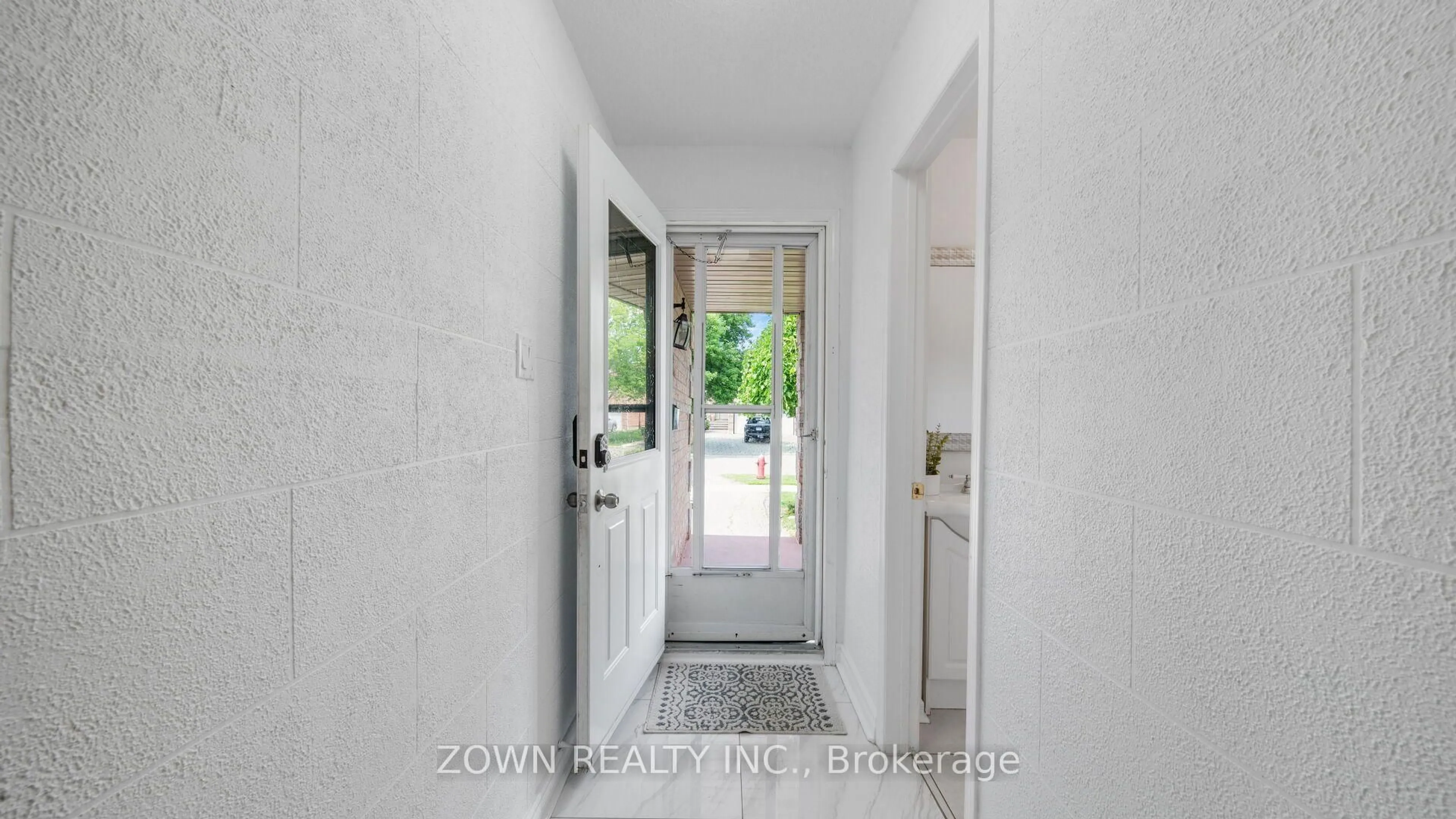 Indoor entryway for 1542 Kirkrow Cres, Mississauga Ontario L5M 3Y8