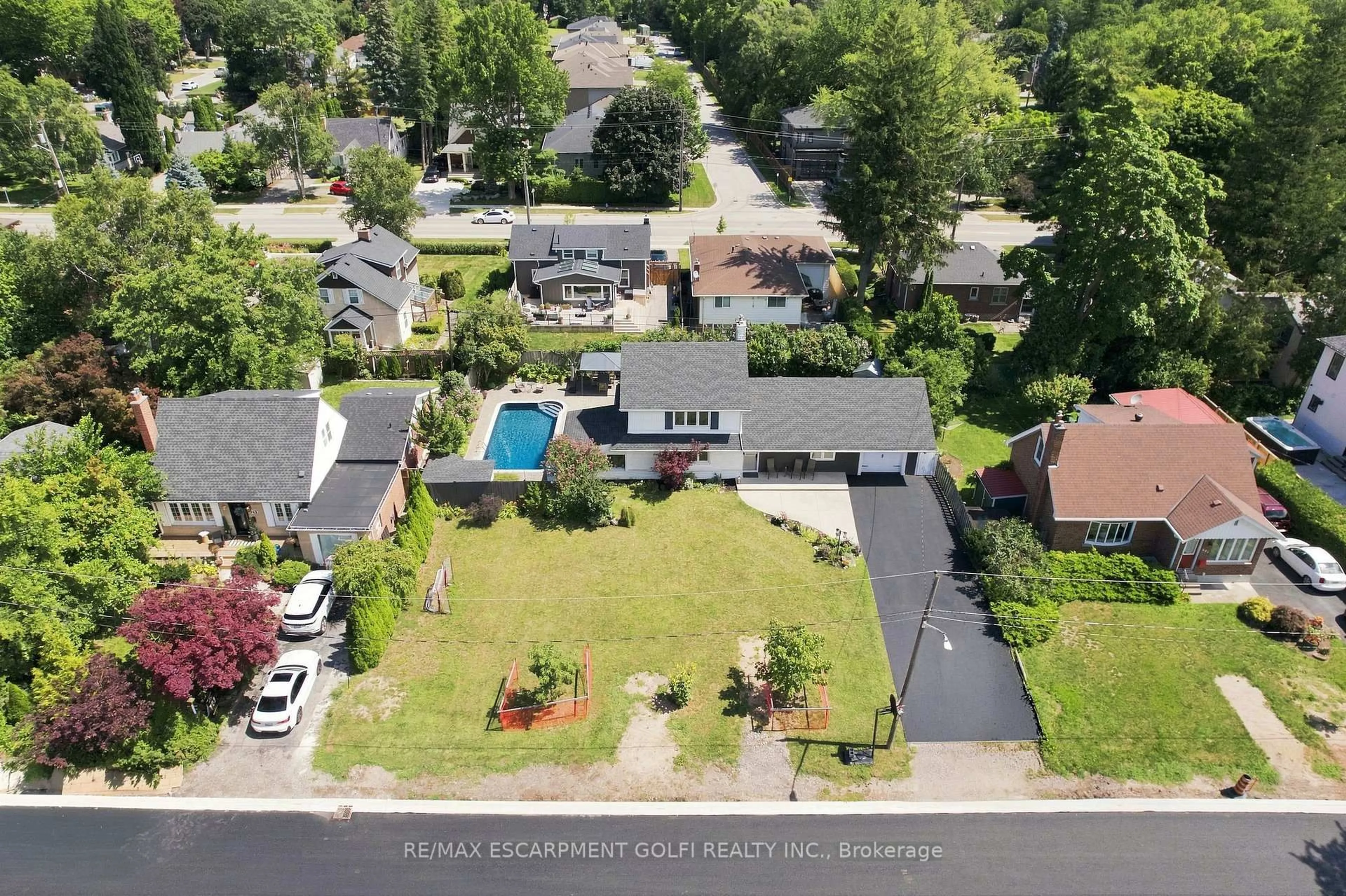 A pic from outside/outdoor area/front of a property/back of a property/a pic from drone, street for 937 Park Ave, Burlington Ontario L7T 1N8