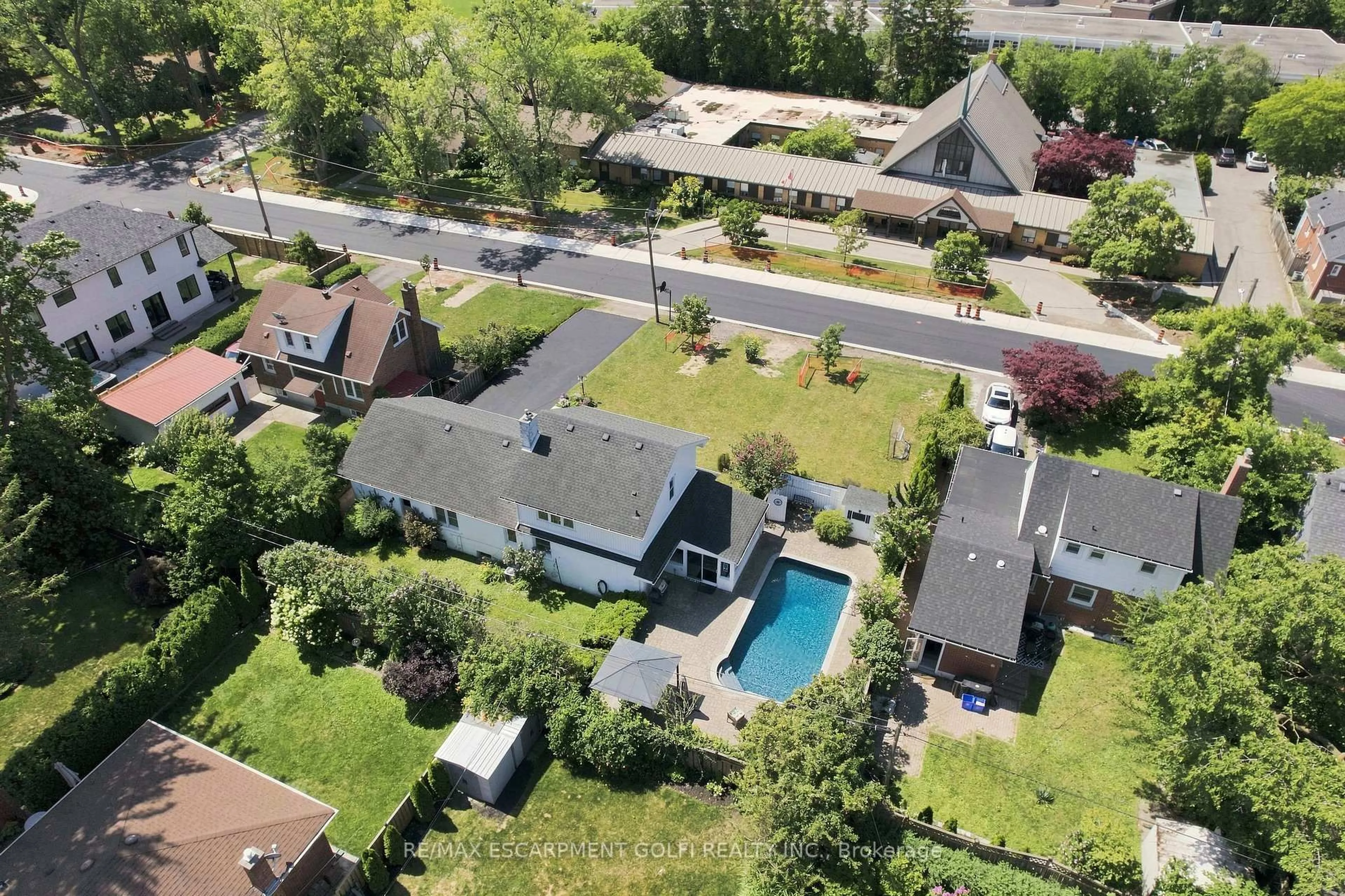 A pic from outside/outdoor area/front of a property/back of a property/a pic from drone, street for 937 Park Ave, Burlington Ontario L7T 1N8