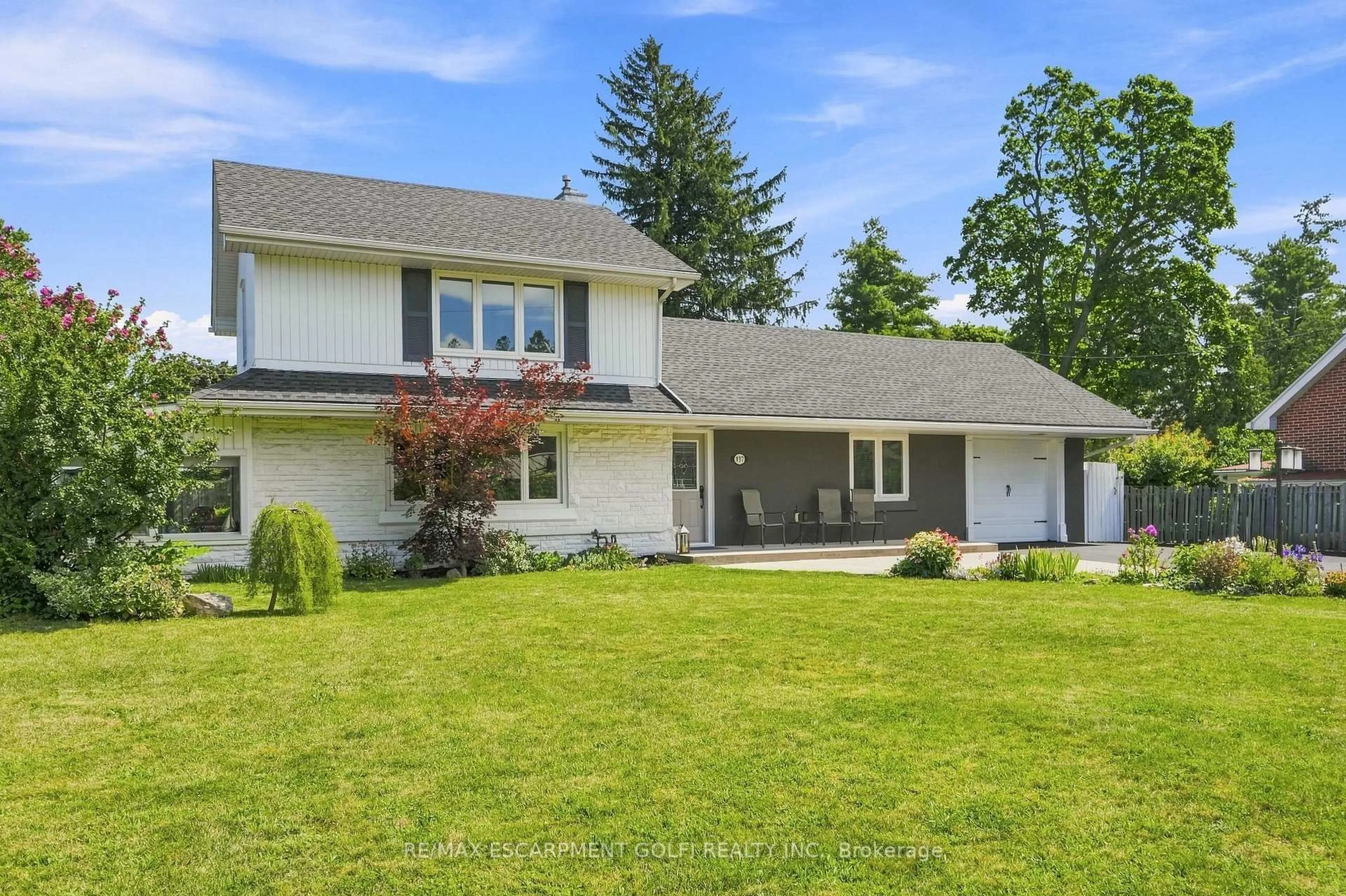Home with vinyl exterior material, street for 937 Park Ave, Burlington Ontario L7T 1N8