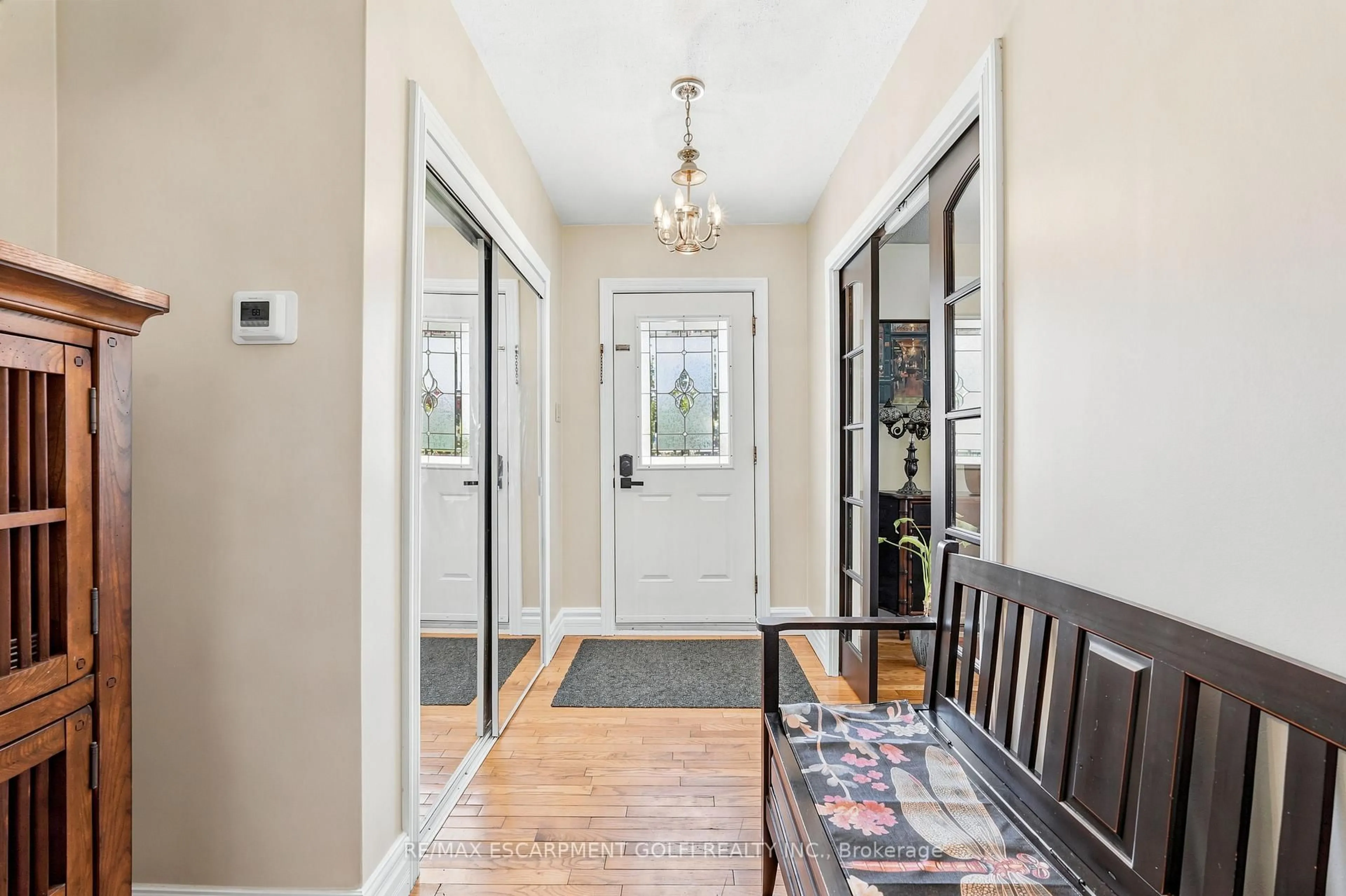 Indoor entryway for 937 Park Ave, Burlington Ontario L7T 1N8