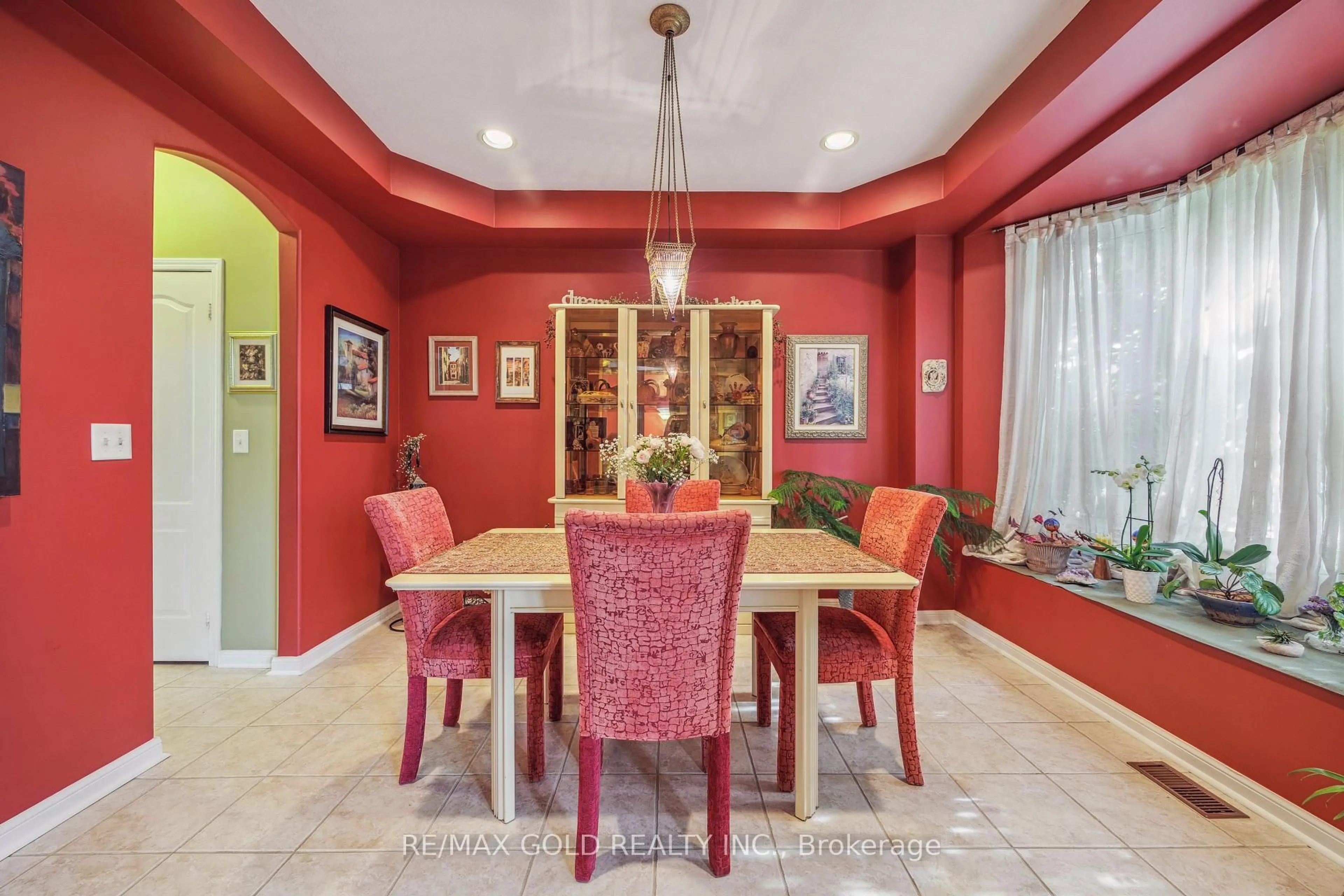 Dining room, ceramic/tile floor for 40 Maldives Cres, Brampton Ontario L6P 1L3