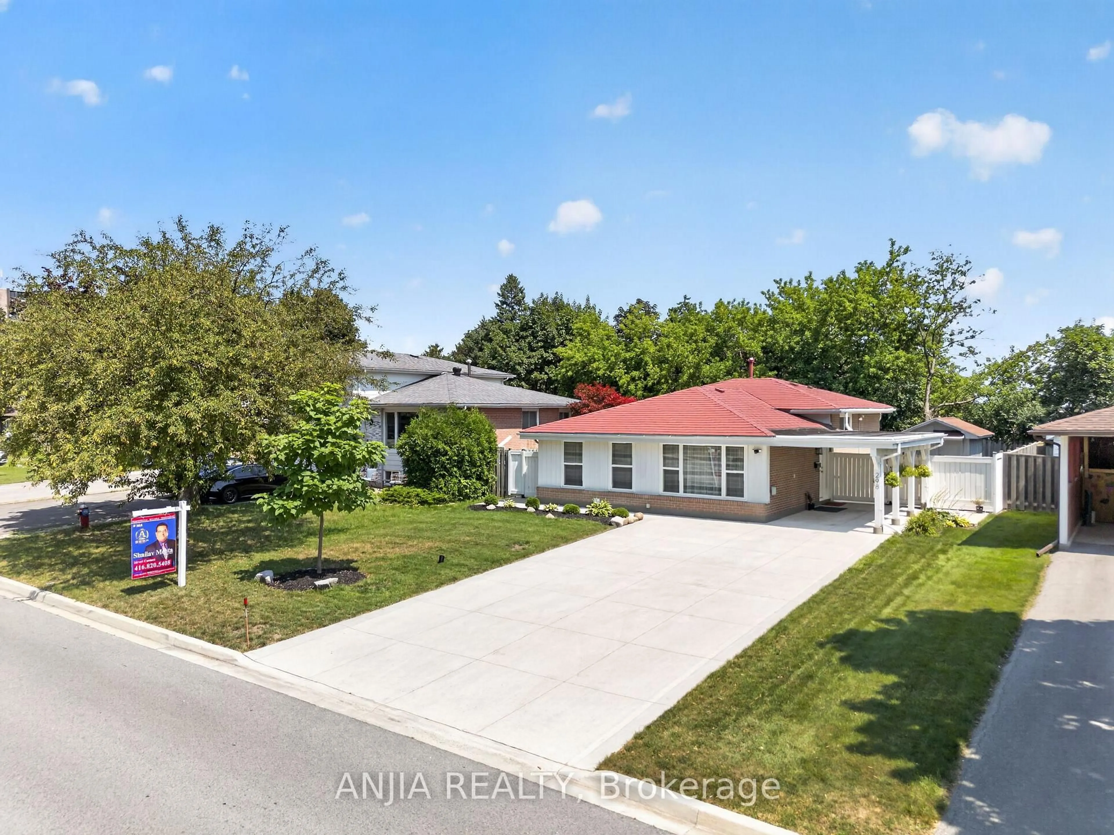 A pic from outside/outdoor area/front of a property/back of a property/a pic from drone, street for 298 Bartley Bull Pkwy, Brampton Ontario L6W 2L3