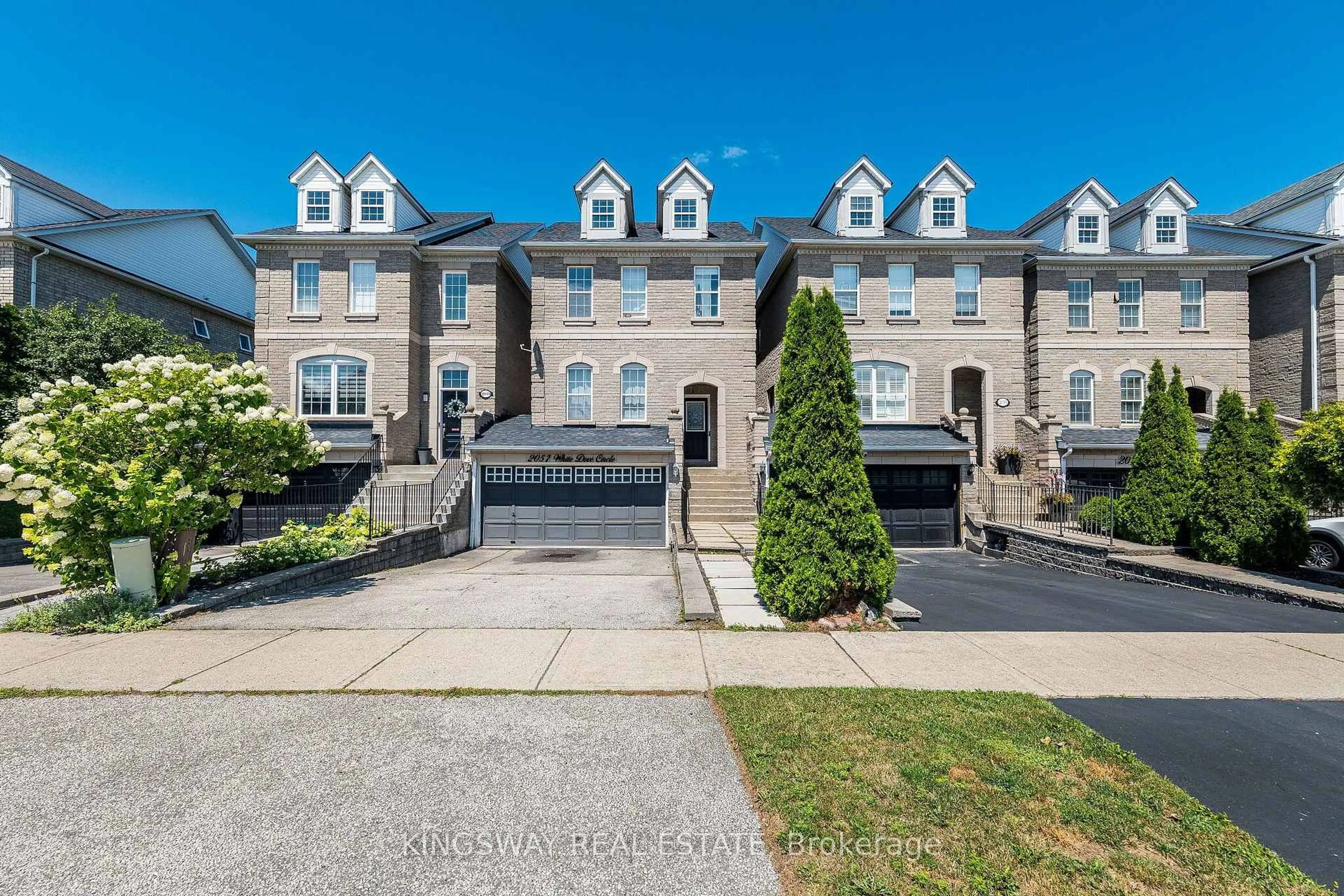A pic from outside/outdoor area/front of a property/back of a property/a pic from drone, street for 2057 White Dove Circ, Oakville Ontario L6M 3R7