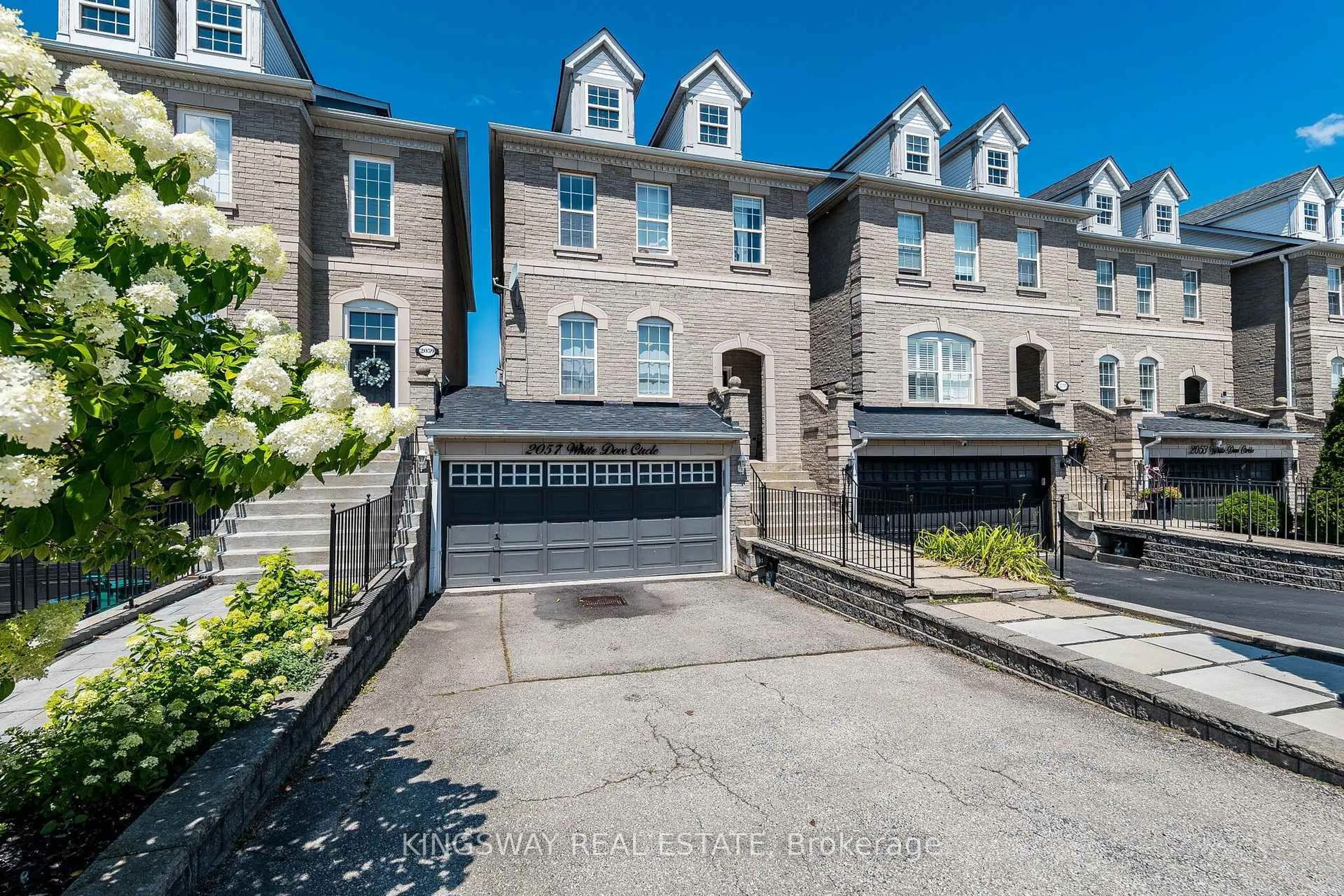A pic from outside/outdoor area/front of a property/back of a property/a pic from drone, street for 2057 White Dove Circ, Oakville Ontario L6M 3R7