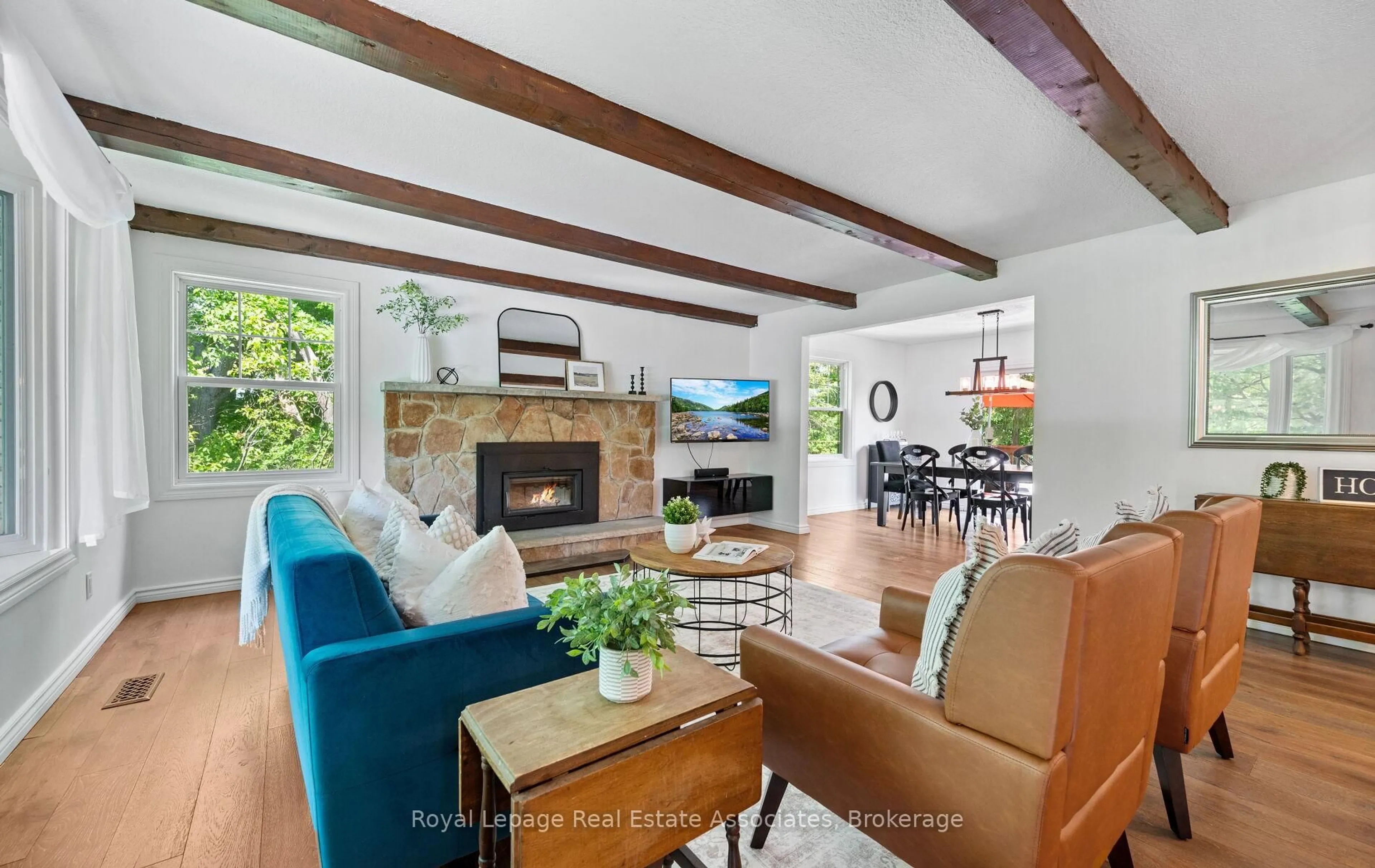 Living room with furniture, unknown for 7462 15 Sdrd, Halton Hills Ontario L9T 2X7