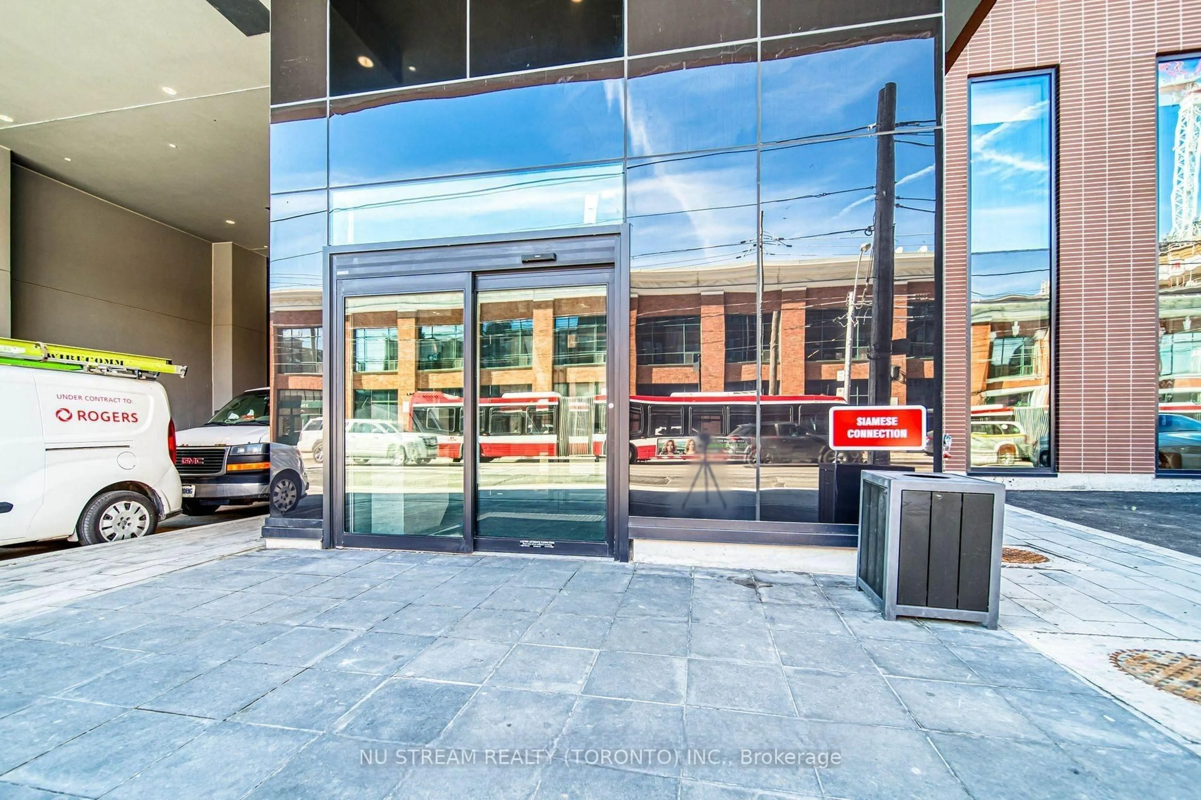Indoor foyer for 270 Dufferin St #205, Toronto Ontario M6K 0H8