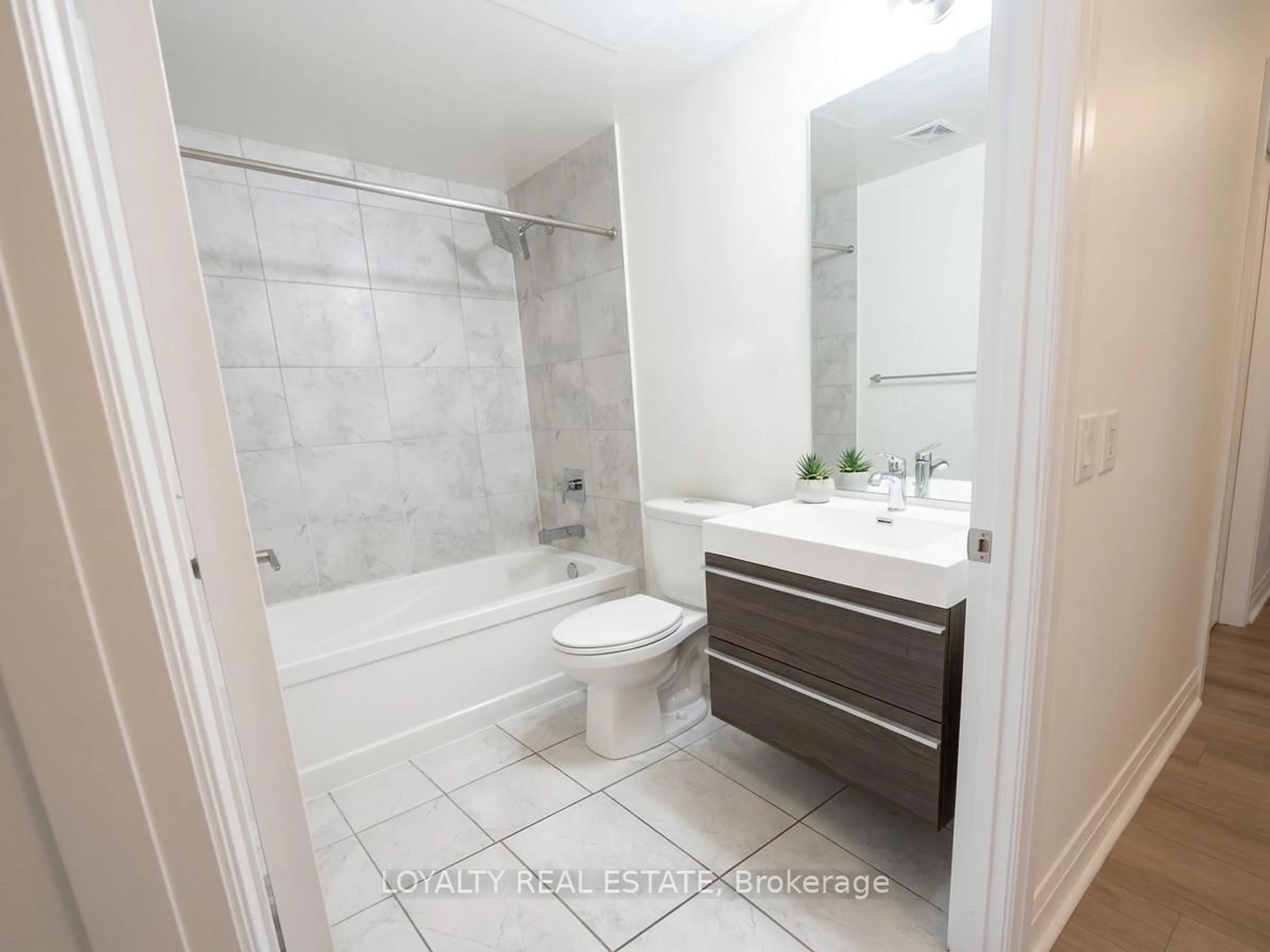 Standard bathroom, ceramic/tile floor for 17 Zorra St #901, Toronto Ontario M8Z 4Z6
