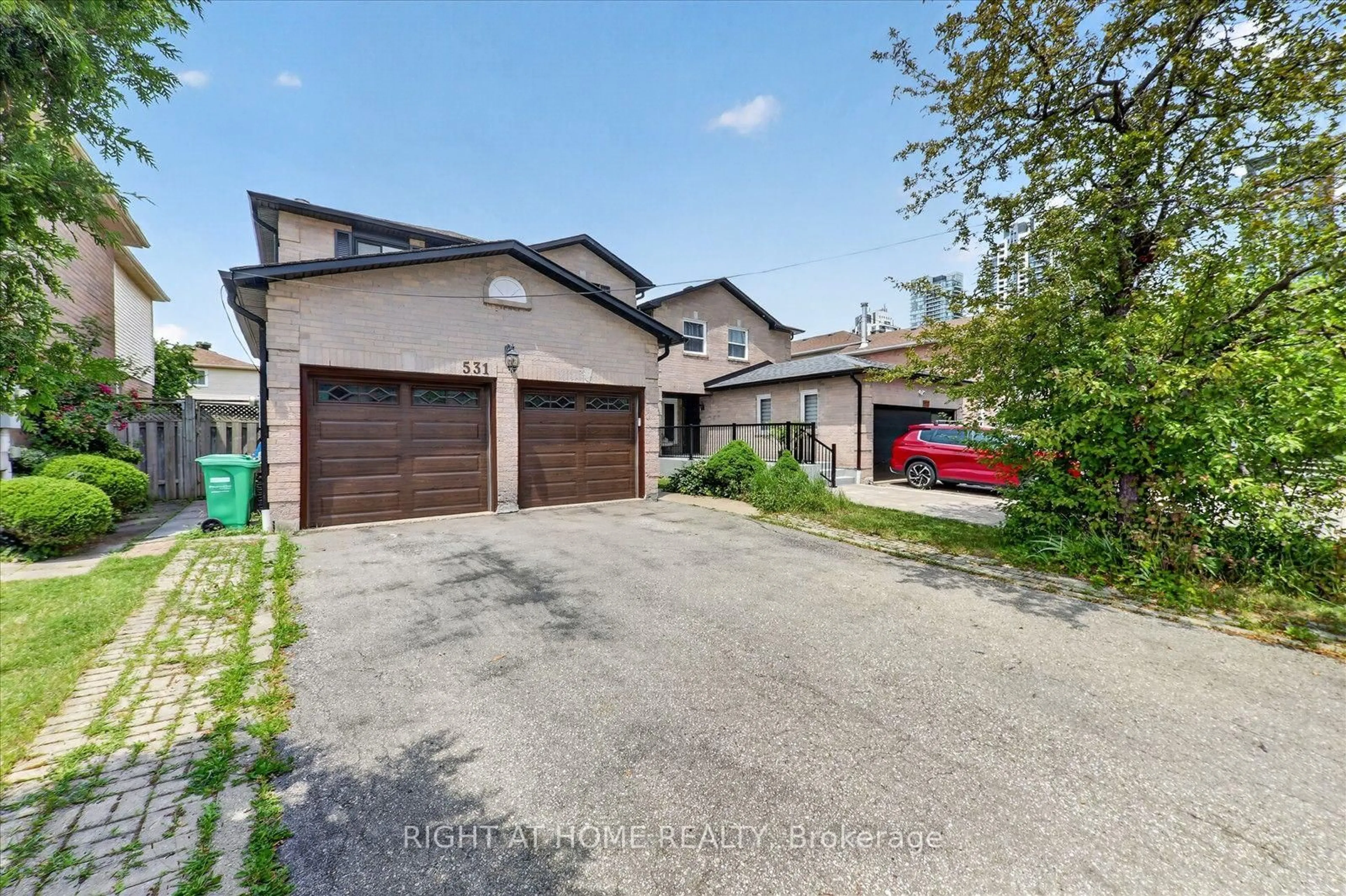 A pic from outside/outdoor area/front of a property/back of a property/a pic from drone, street for 531 Wallenberg Cres, Mississauga Ontario L5B 3L8