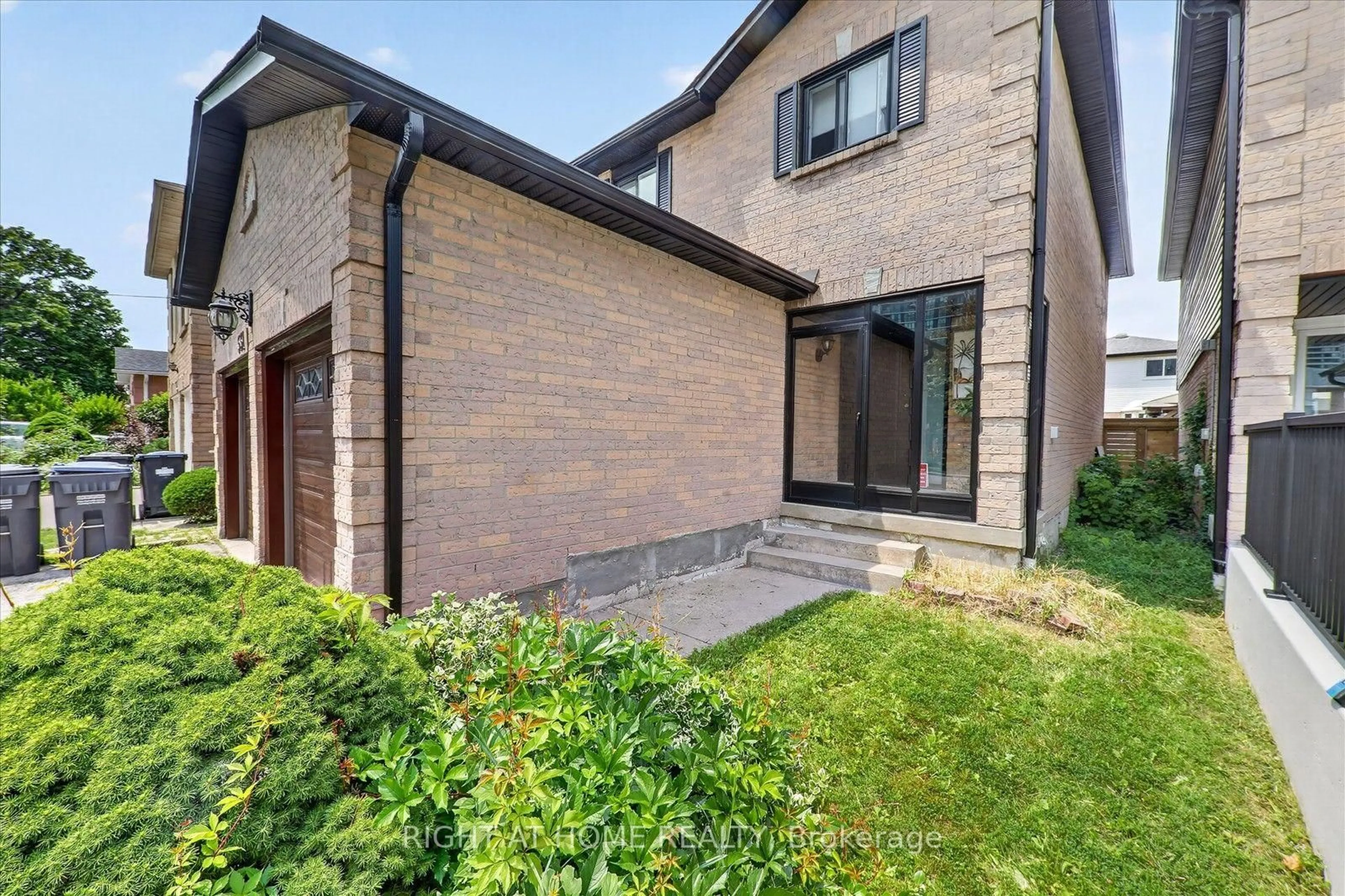 Home with brick exterior material, street for 531 Wallenberg Cres, Mississauga Ontario L5B 3L8