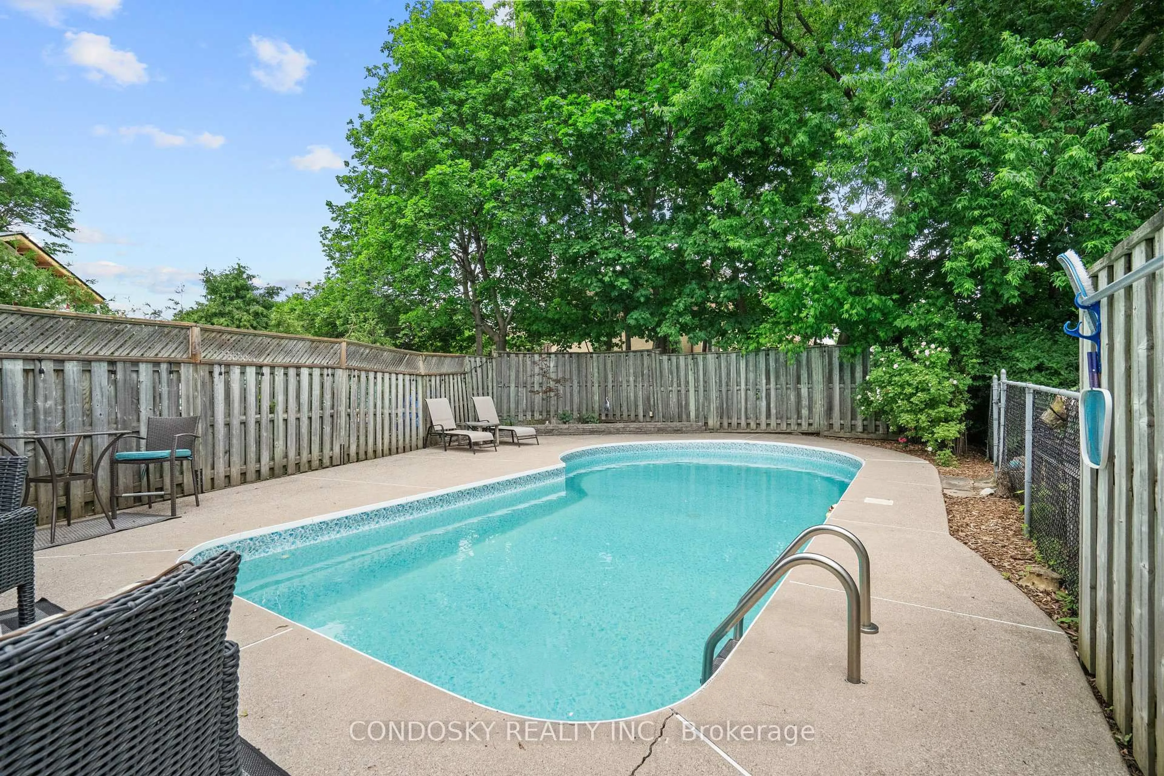 Pool for 15 Gibbons Pl, Halton Hills Ontario L7G 1M2