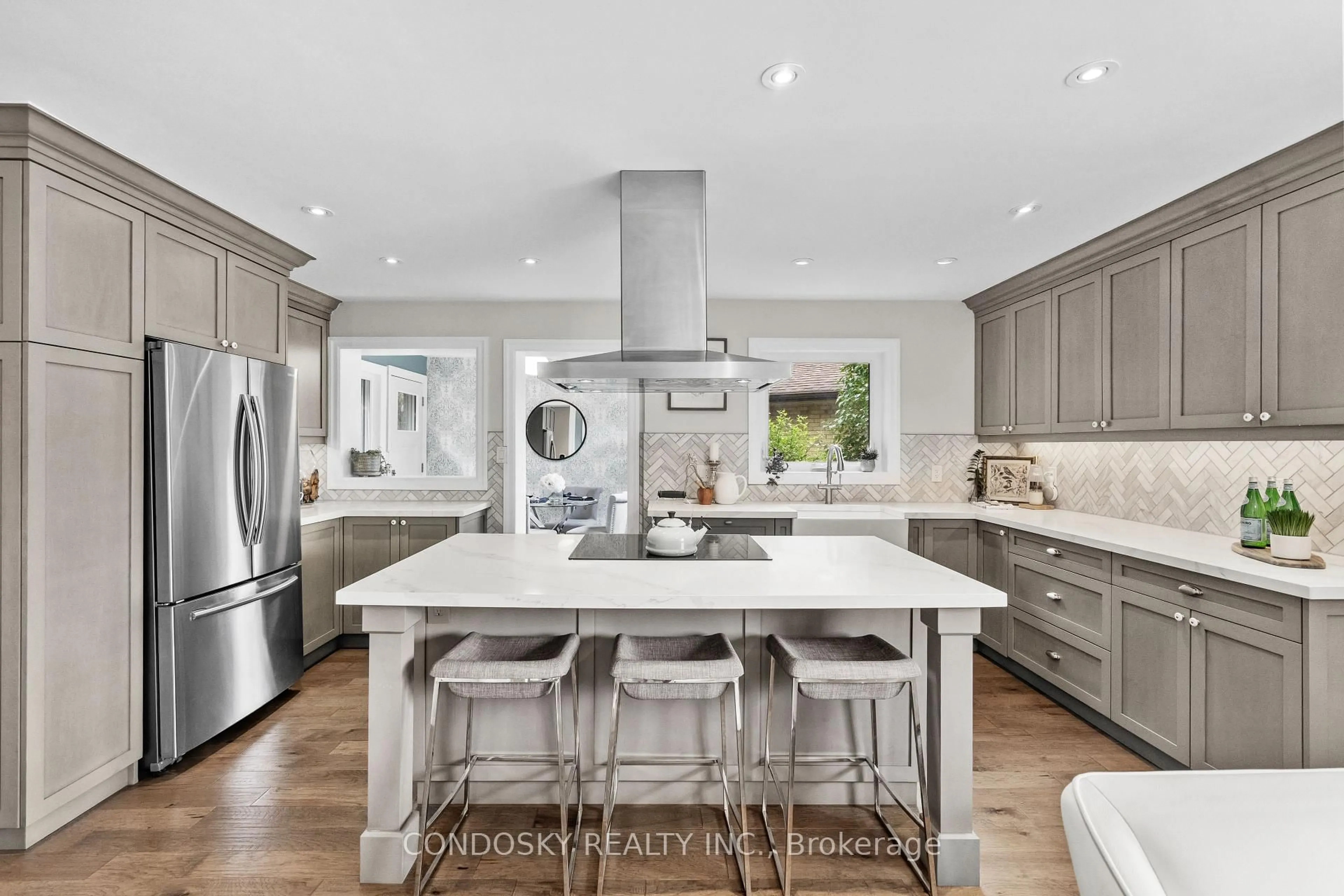 Contemporary kitchen, unknown for 15 Gibbons Pl, Halton Hills Ontario L7G 1M2