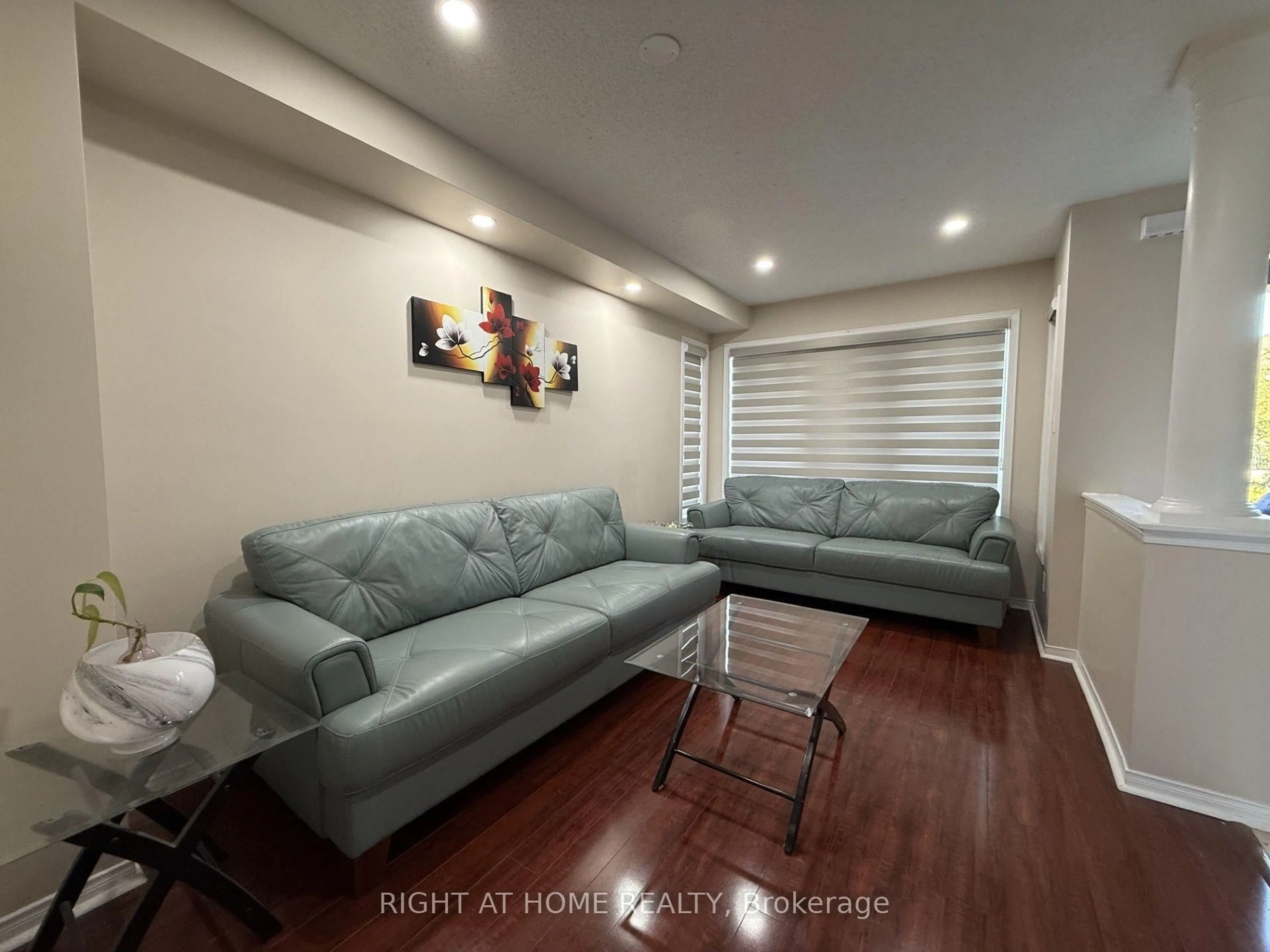 Living room with furniture, unknown for 5986 Long Valley Rd, Mississauga Ontario L5M 6K4