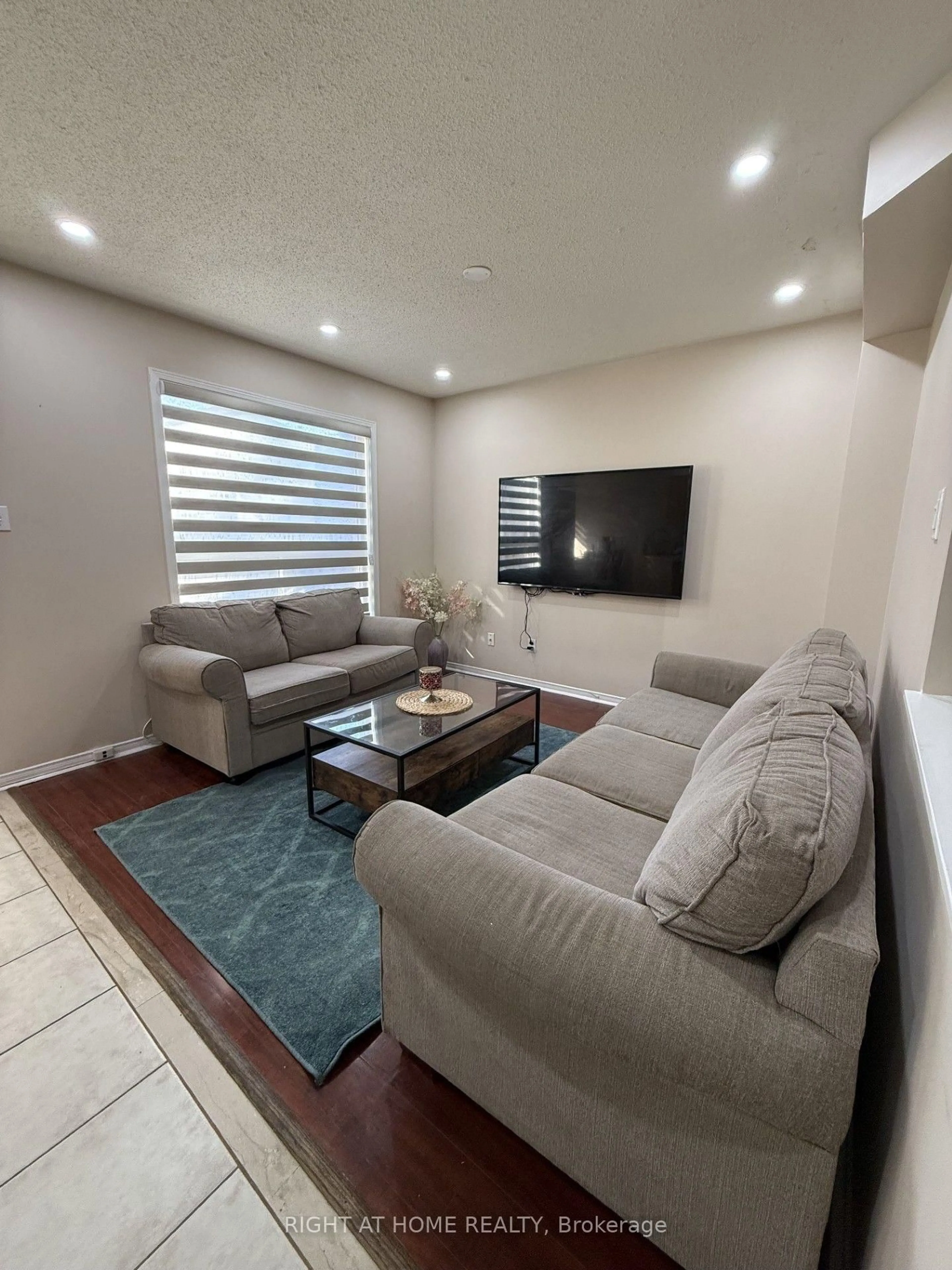 Living room with furniture, unknown for 5986 Long Valley Rd, Mississauga Ontario L5M 6K4