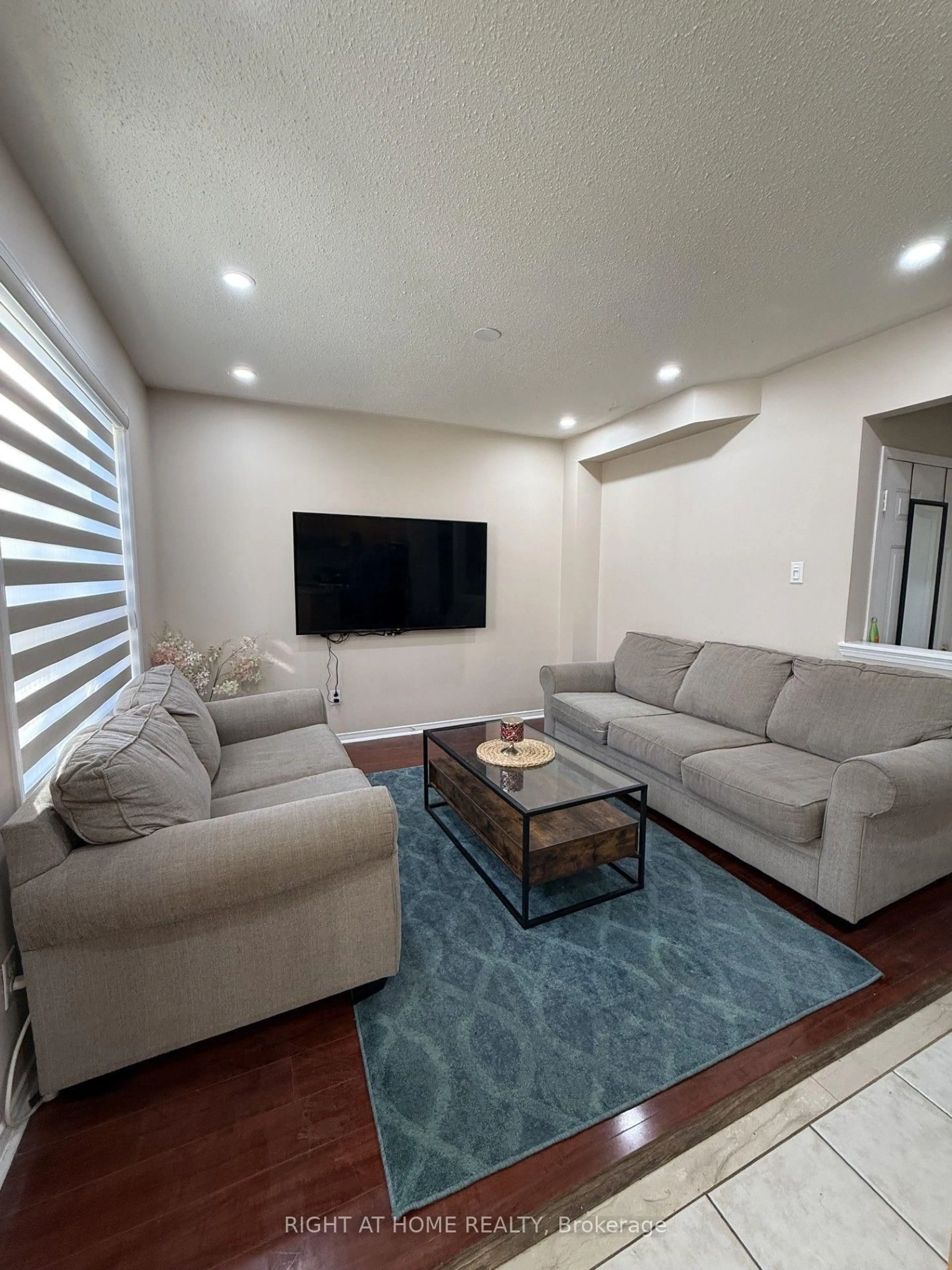 Living room with furniture, unknown for 5986 Long Valley Rd, Mississauga Ontario L5M 6K4