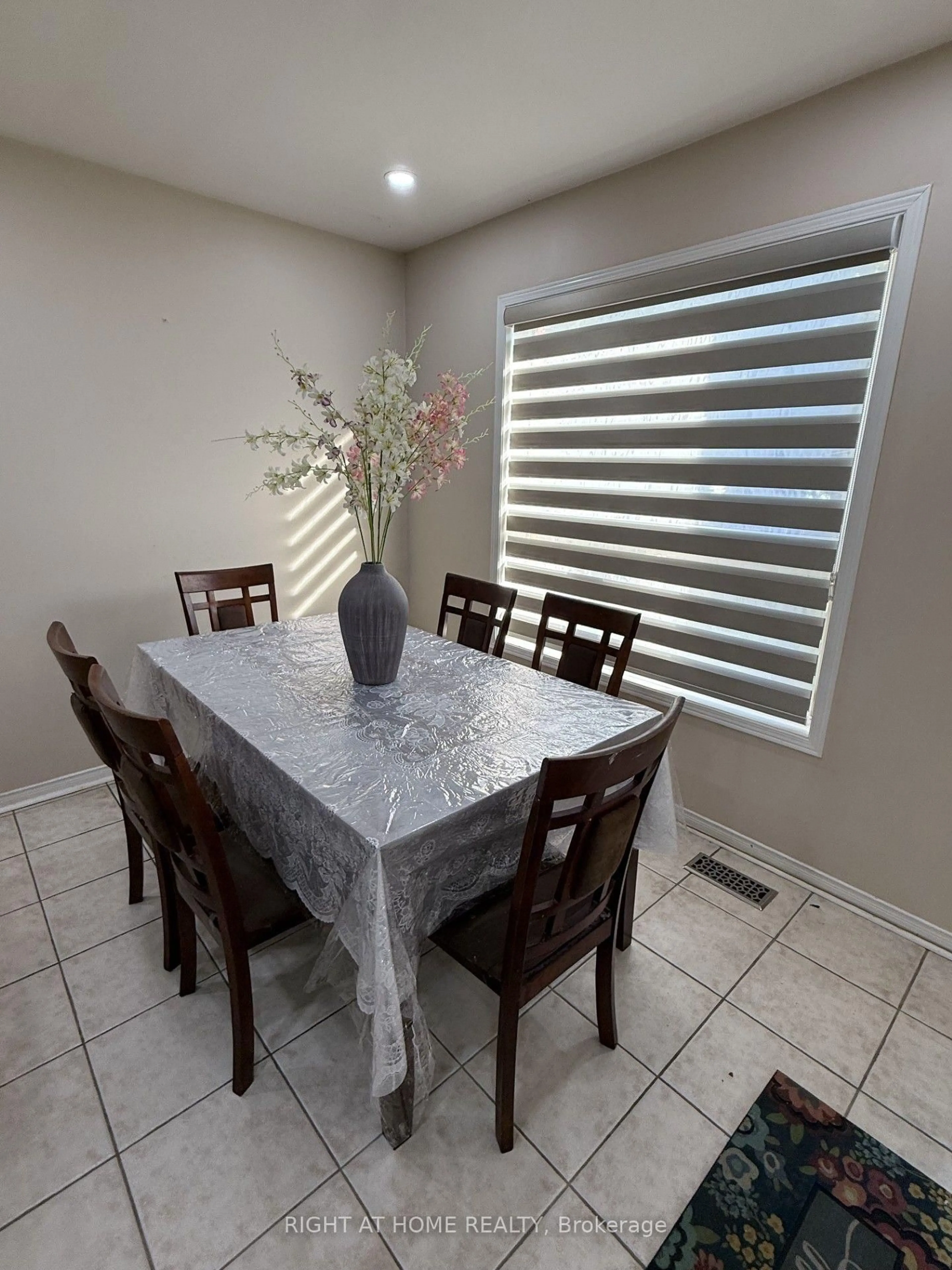 Dining room, ceramic/tile floor for 5986 Long Valley Rd, Mississauga Ontario L5M 6K4