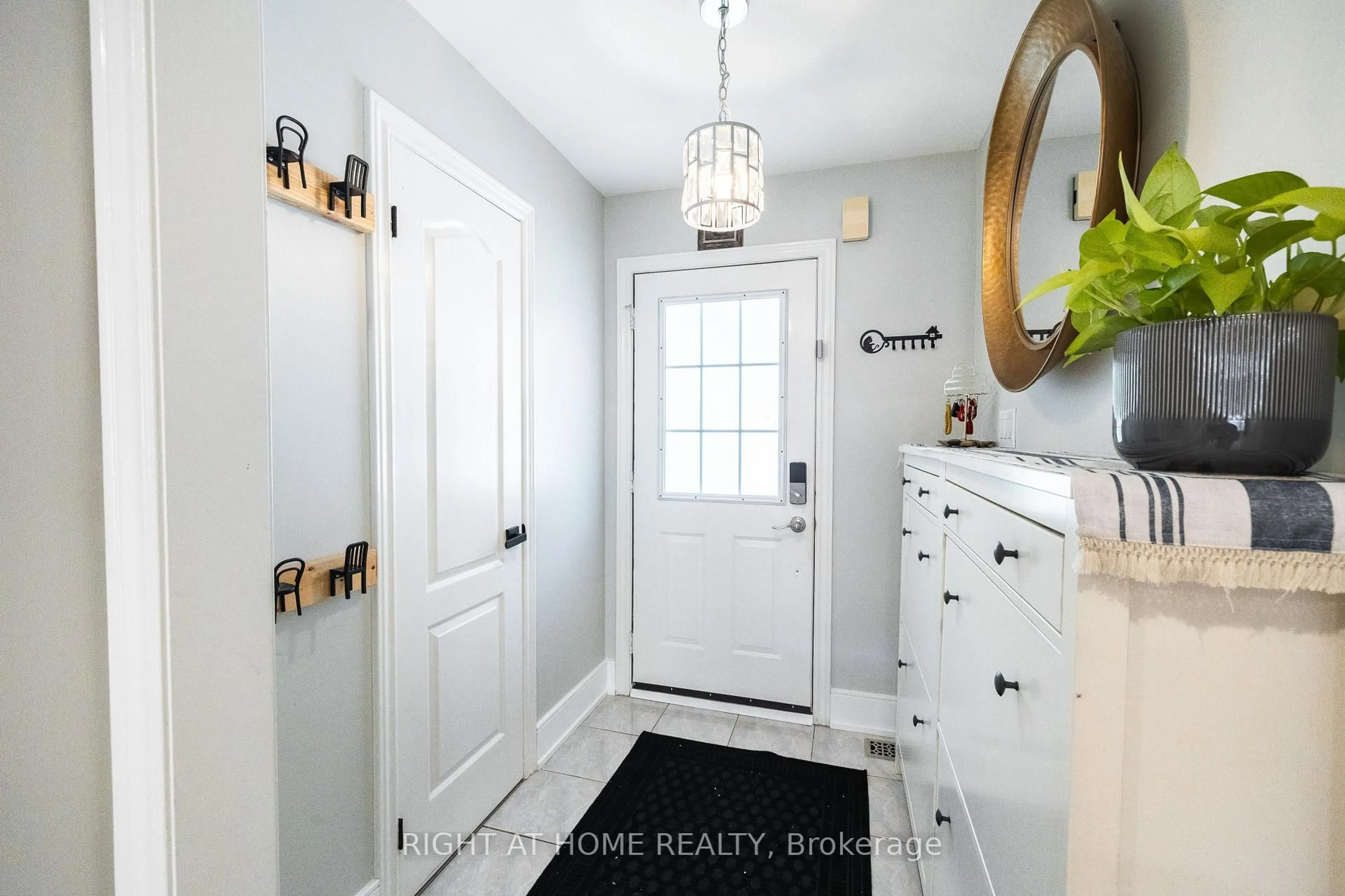 Indoor entryway for 604 Lumberton Cres, Mississauga Ontario L4Z 3Z6