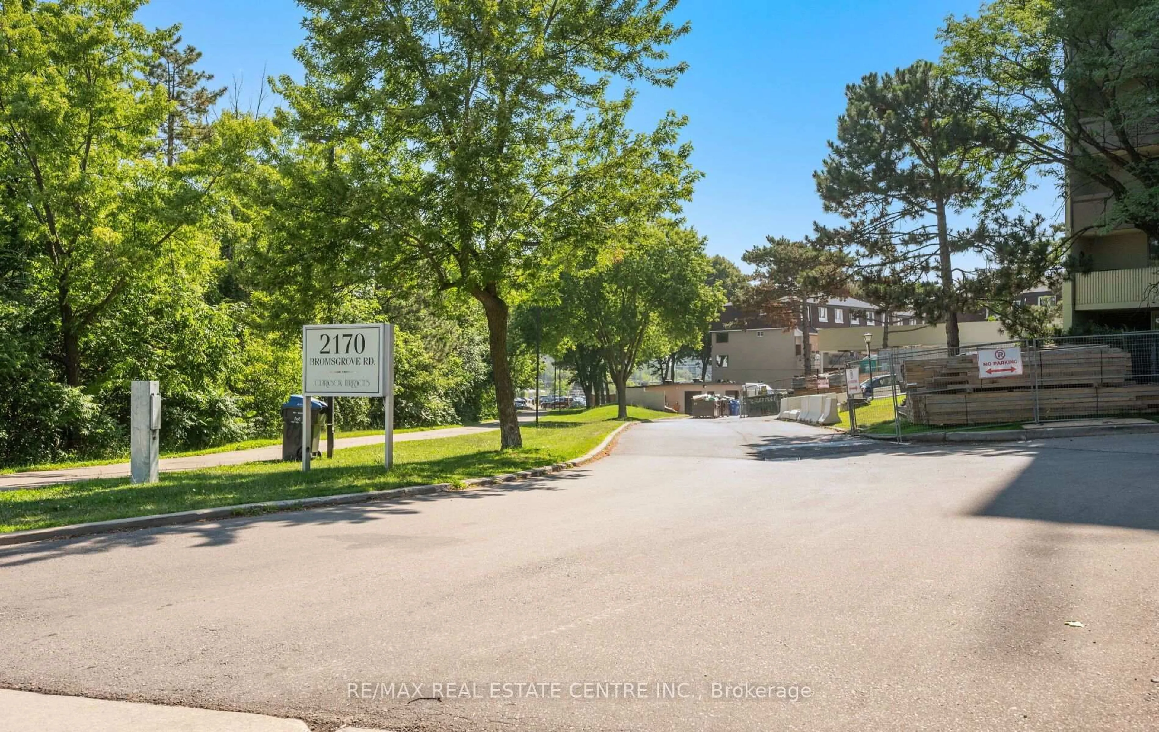 Patio, street for 2170 Bromsgrove Rd #2, Mississauga Ontario L5J 4J2