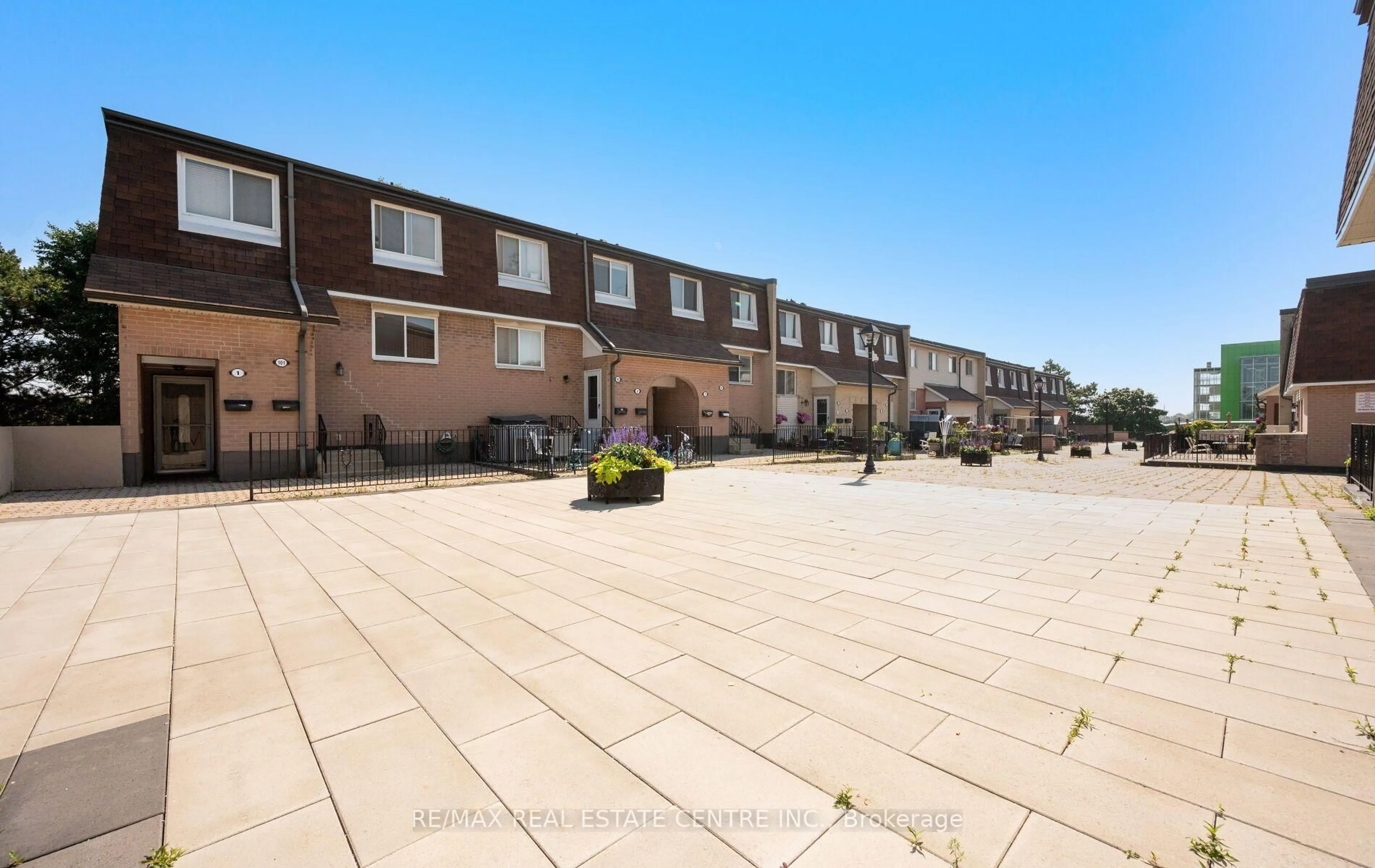 Patio, street for 2170 Bromsgrove Rd #2, Mississauga Ontario L5J 4J2