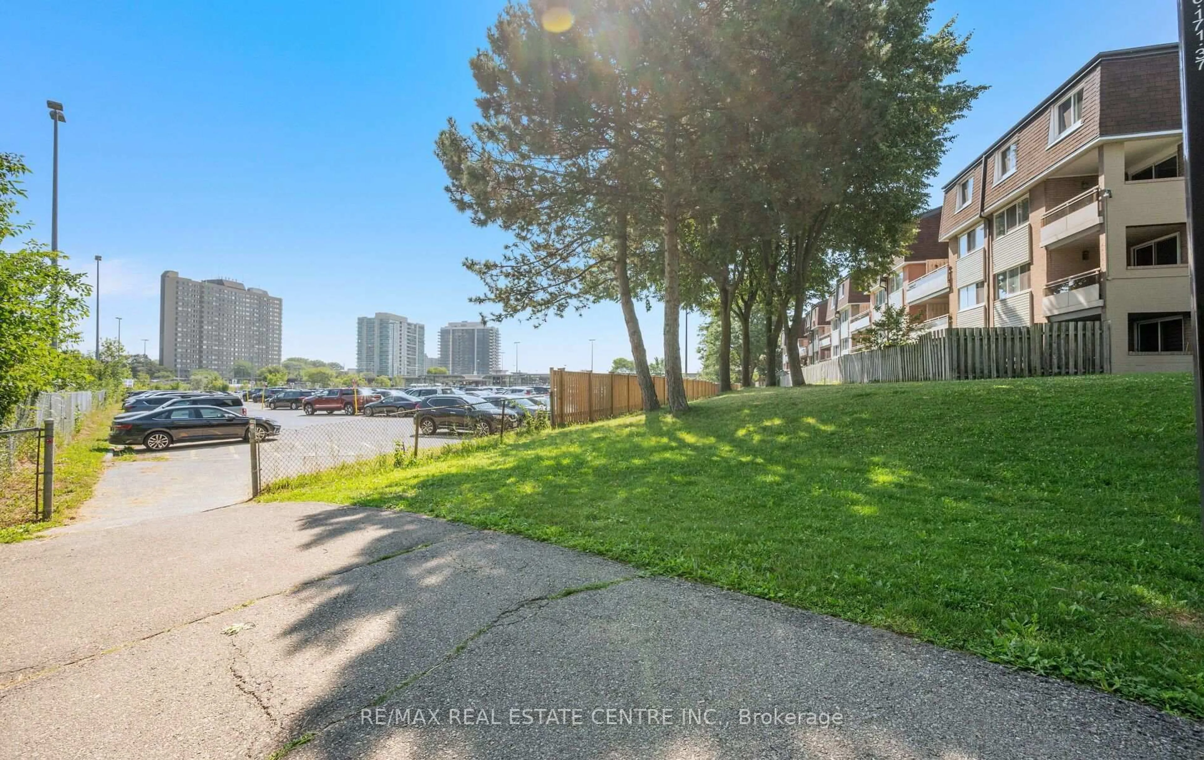 A pic from outside/outdoor area/front of a property/back of a property/a pic from drone, street for 2170 Bromsgrove Rd #2, Mississauga Ontario L5J 4J2
