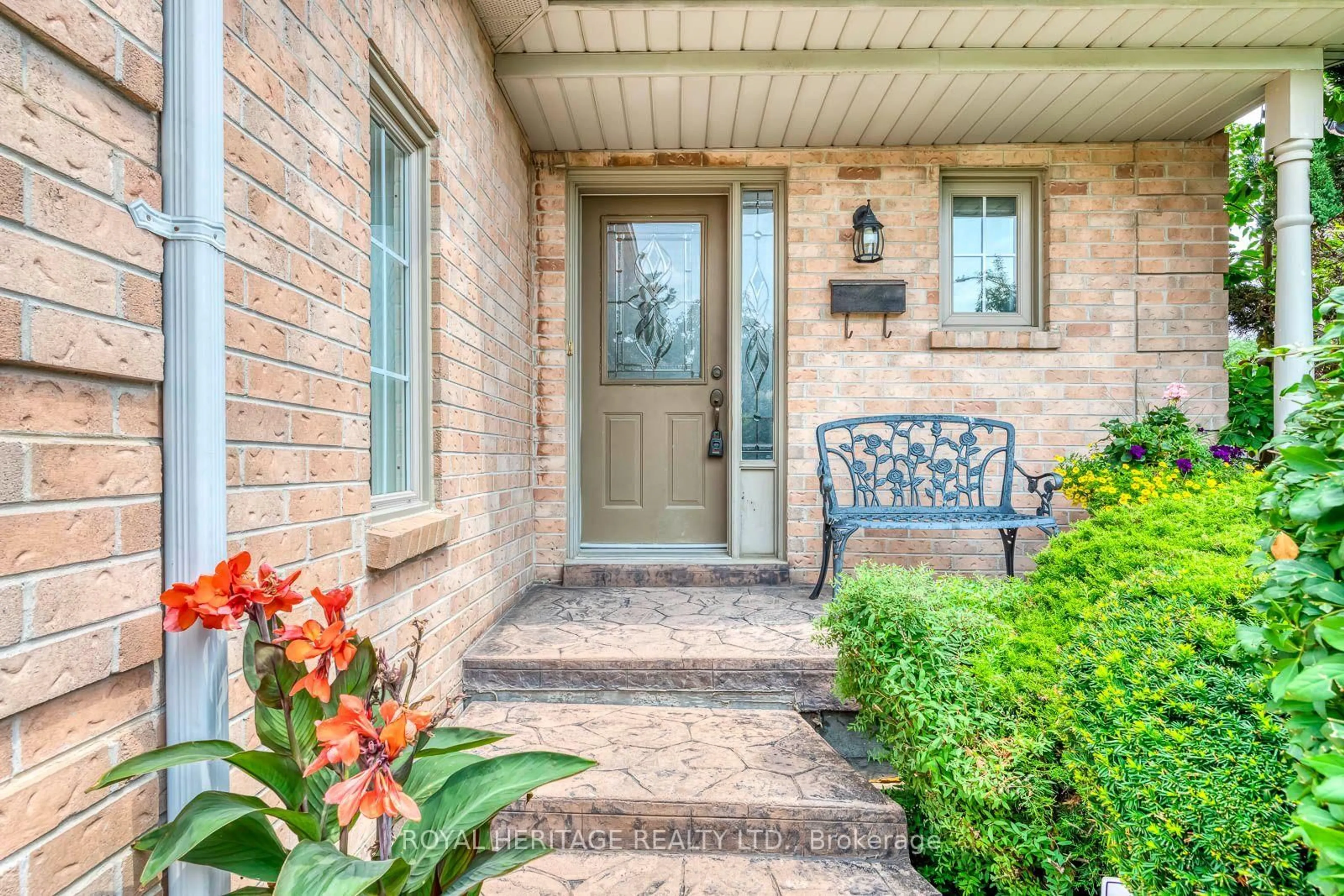 Indoor entryway for 1451 Ravensmoor Cres, Mississauga Ontario L5M 3L4