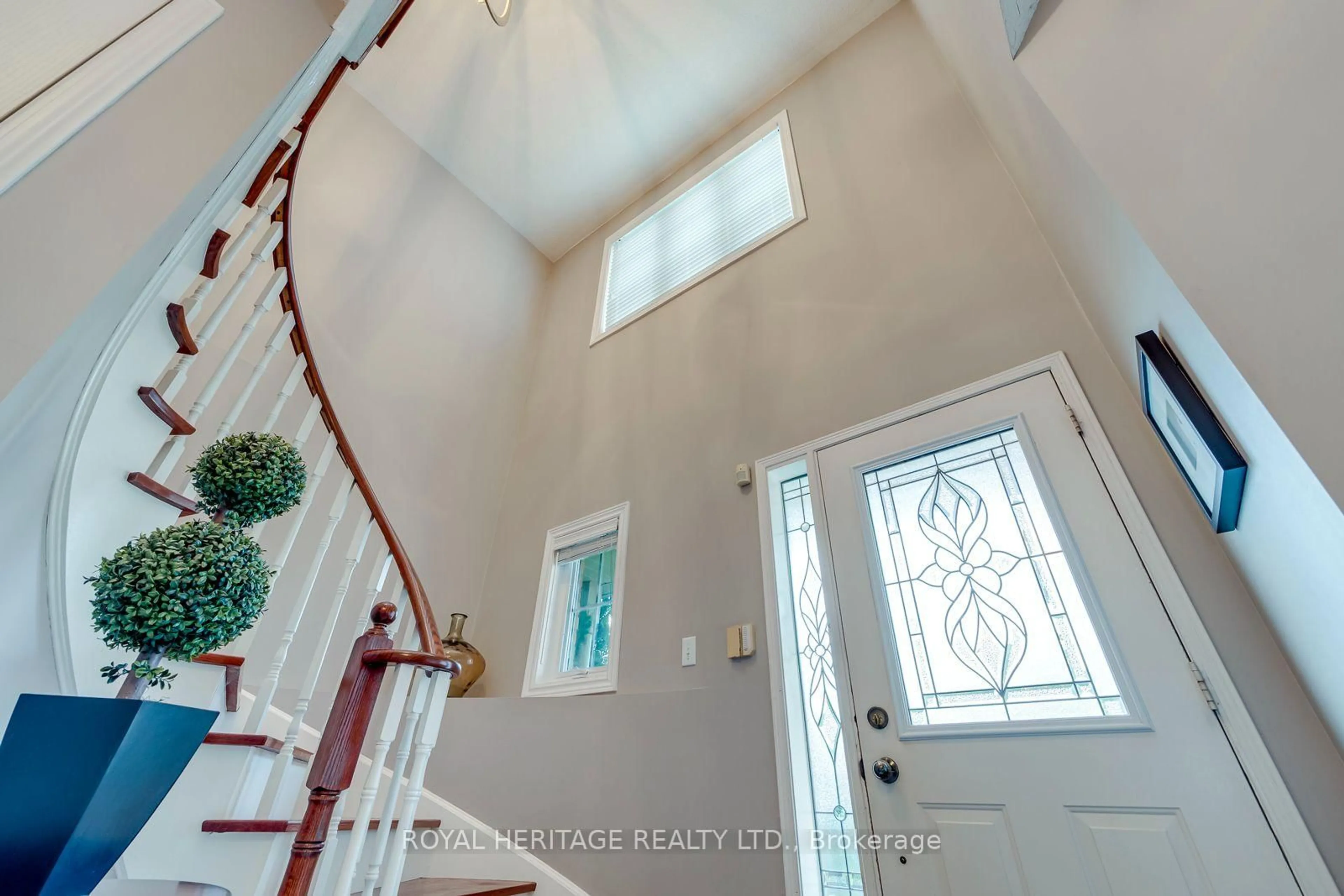 Indoor entryway for 1451 Ravensmoor Cres, Mississauga Ontario L5M 3L4