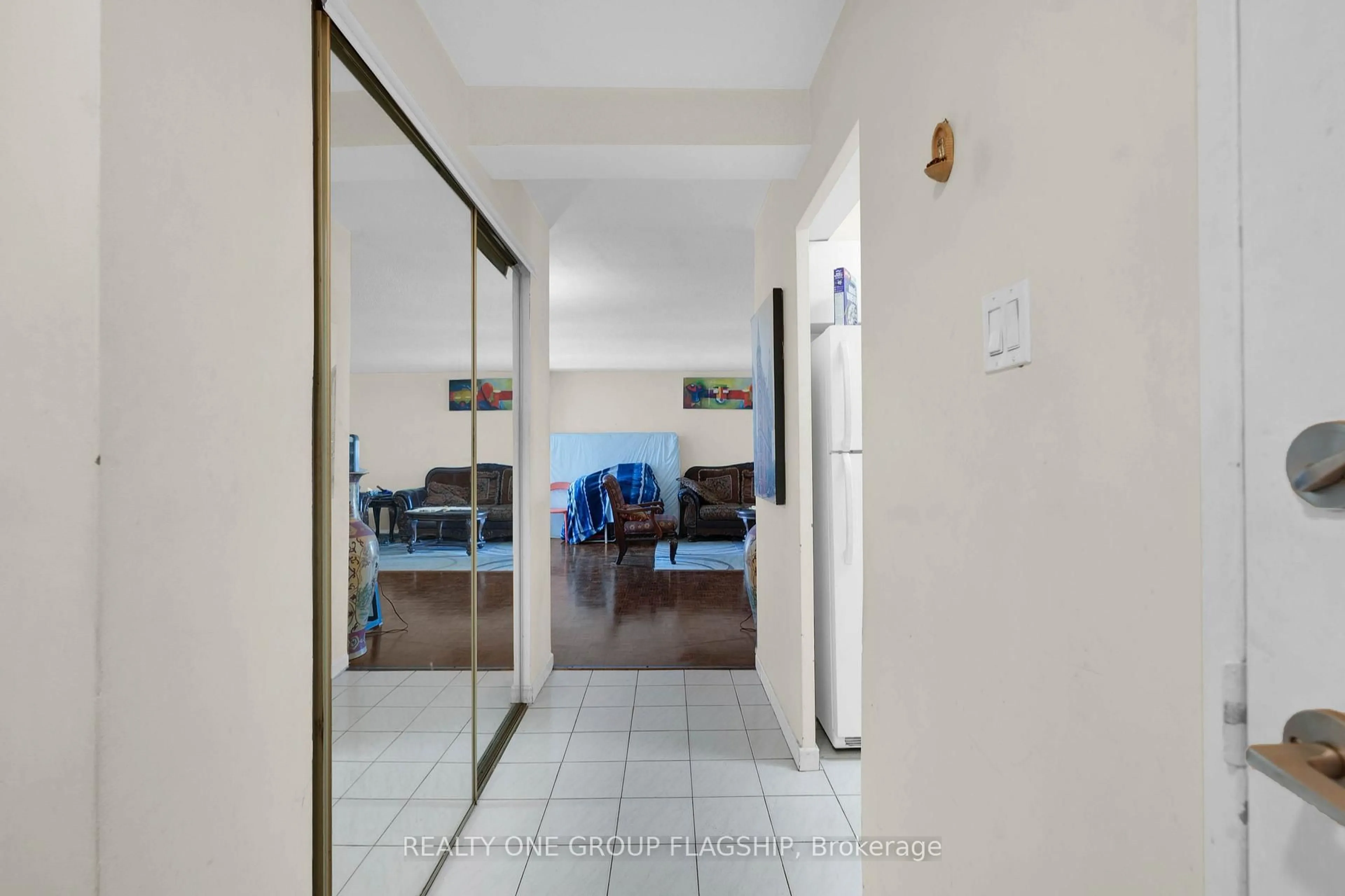 Indoor foyer for 61 Richview Rd #1401, Toronto Ontario M9A 4M8