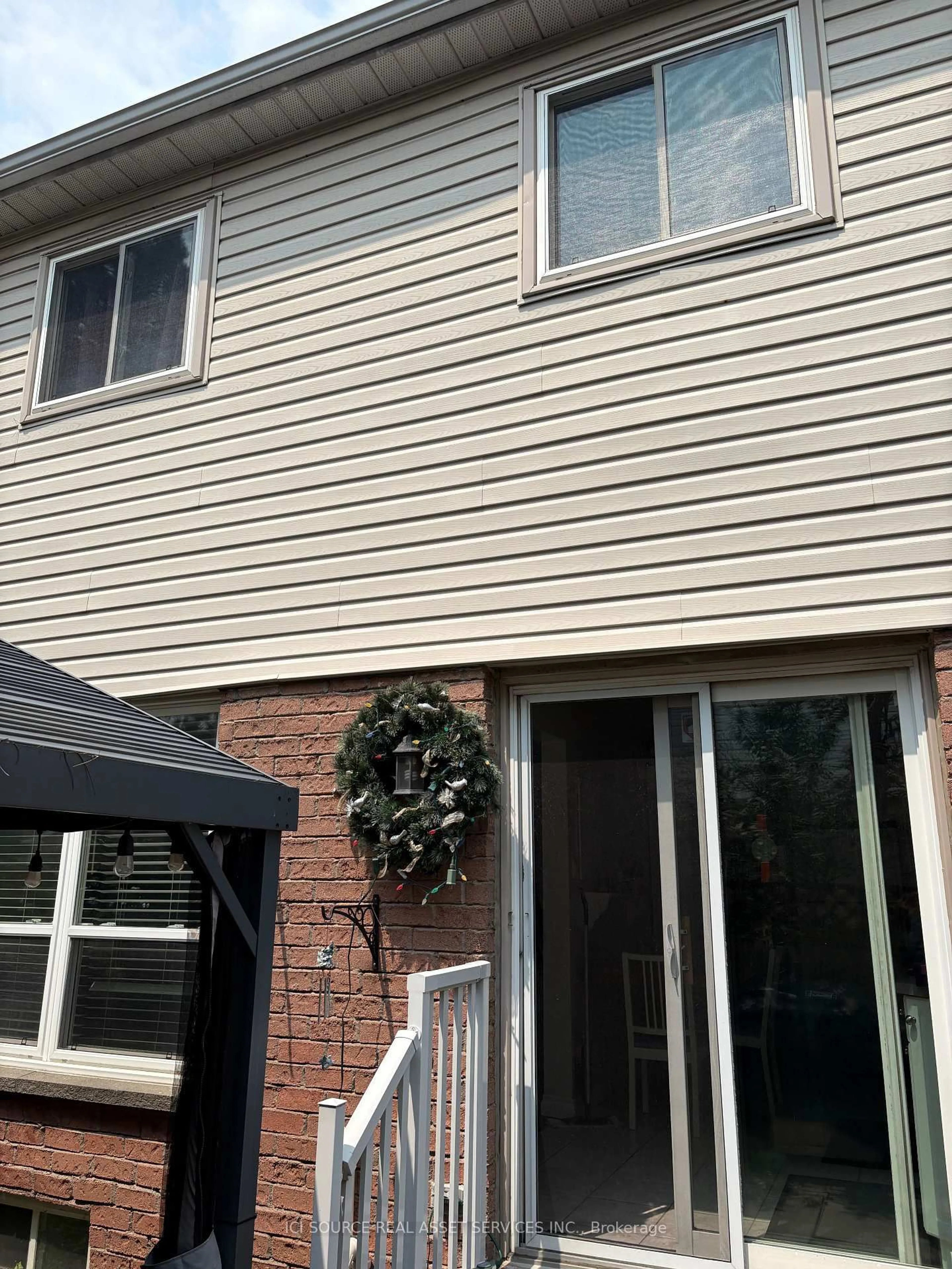 Home with vinyl exterior material, street for 2355 Fifth Line #55, Mississauga Ontario L5K 2M8