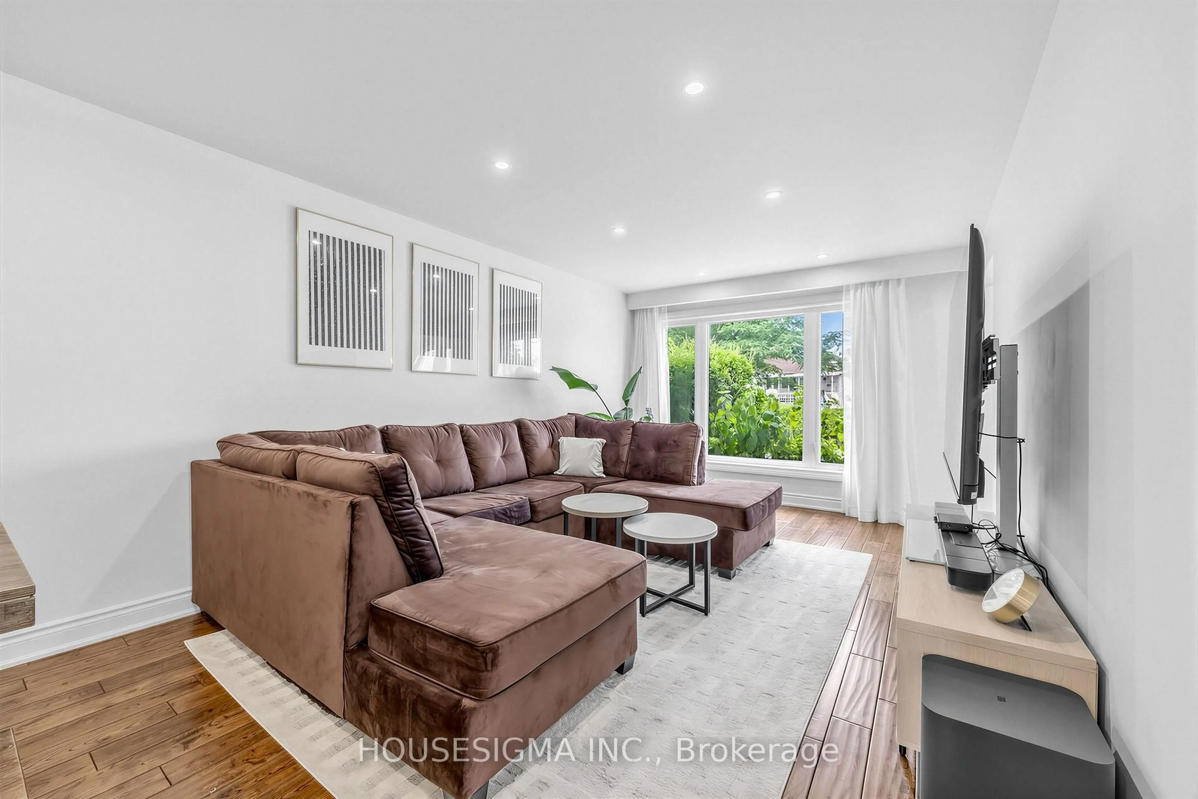 Living room with furniture, unknown for 61 Ruthmar Cres, Toronto Ontario M3N 2C6