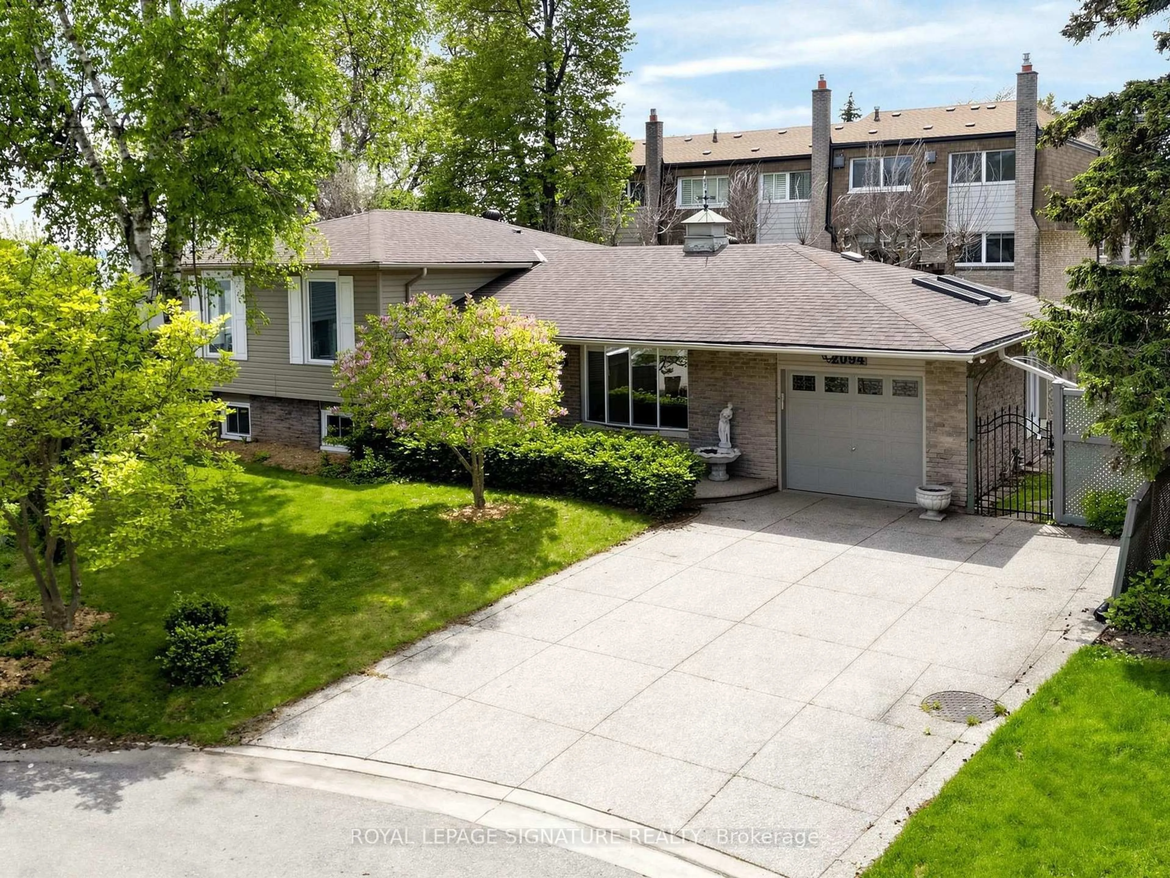 A pic from outside/outdoor area/front of a property/back of a property/a pic from drone, street for 2094 Water's Edge Dr, Oakville Ontario L6L 1A4